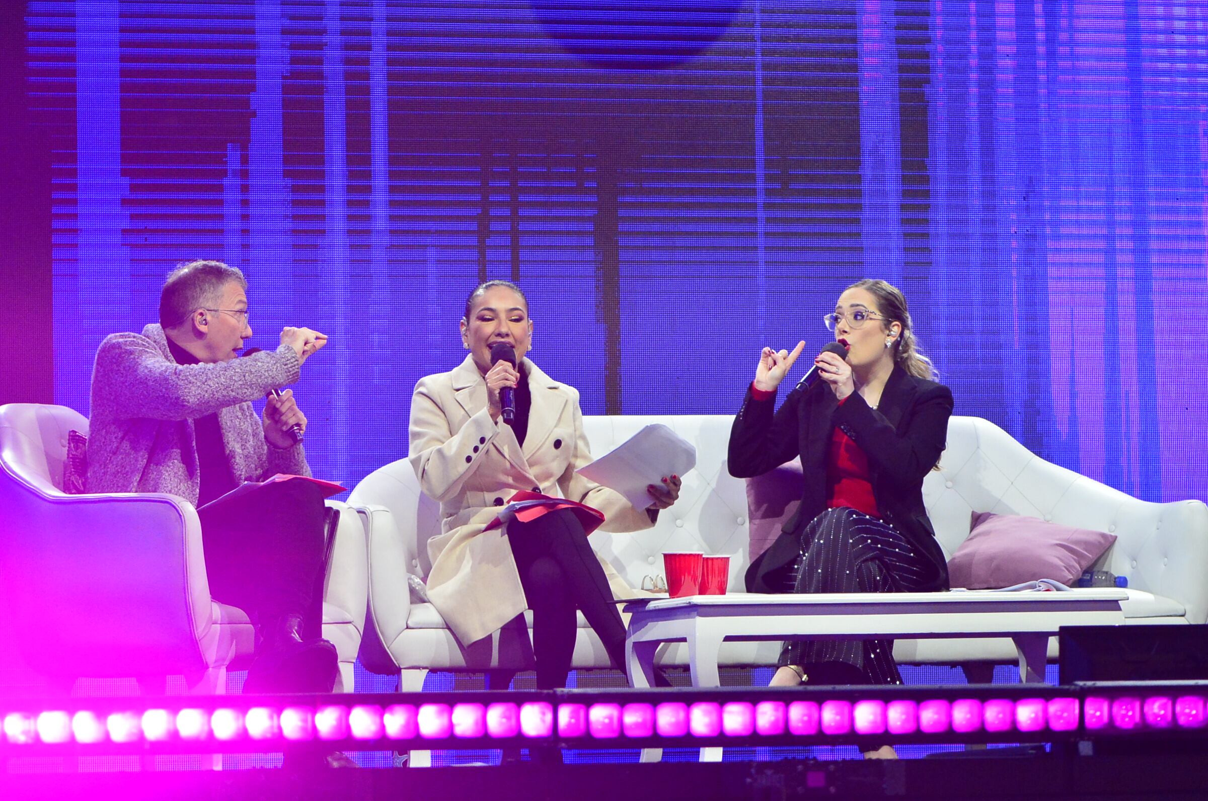 Imágenes de los presentadores de Teletica, Repretel y Multimedios durante la transmisión del Festival de la Luz 2024.