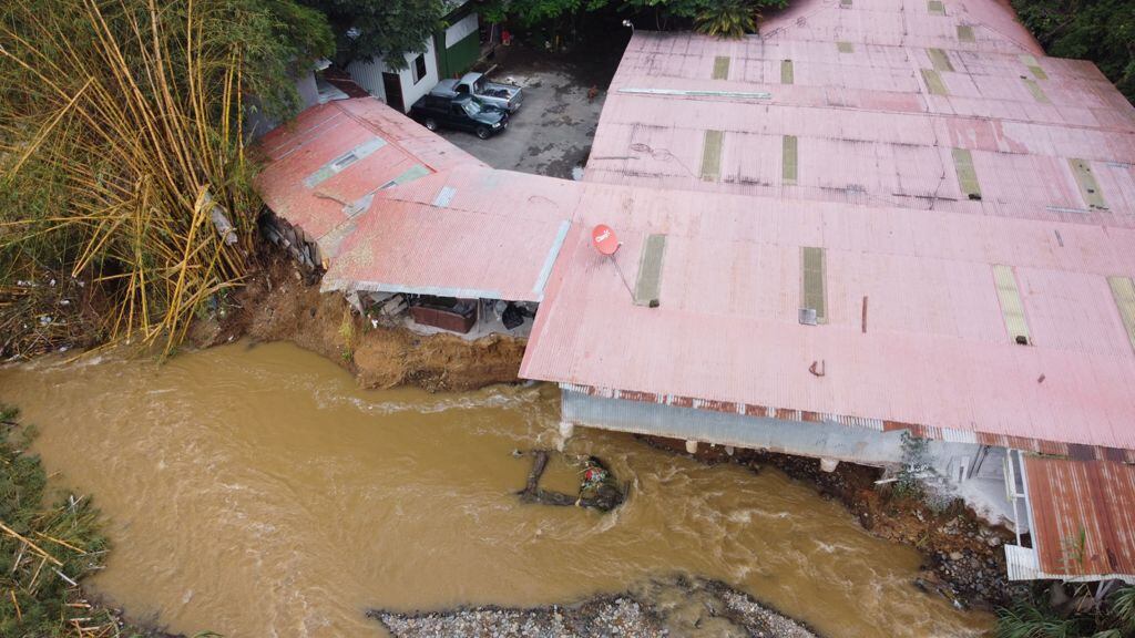 Un material que quedó frágil en el cerro El Tablazo en Desamparados, luego de un sismo reciente, se saturó de agua y bajó con fuerza dañando varias casas. Foto: Cortesía Municip. de Desamparados.