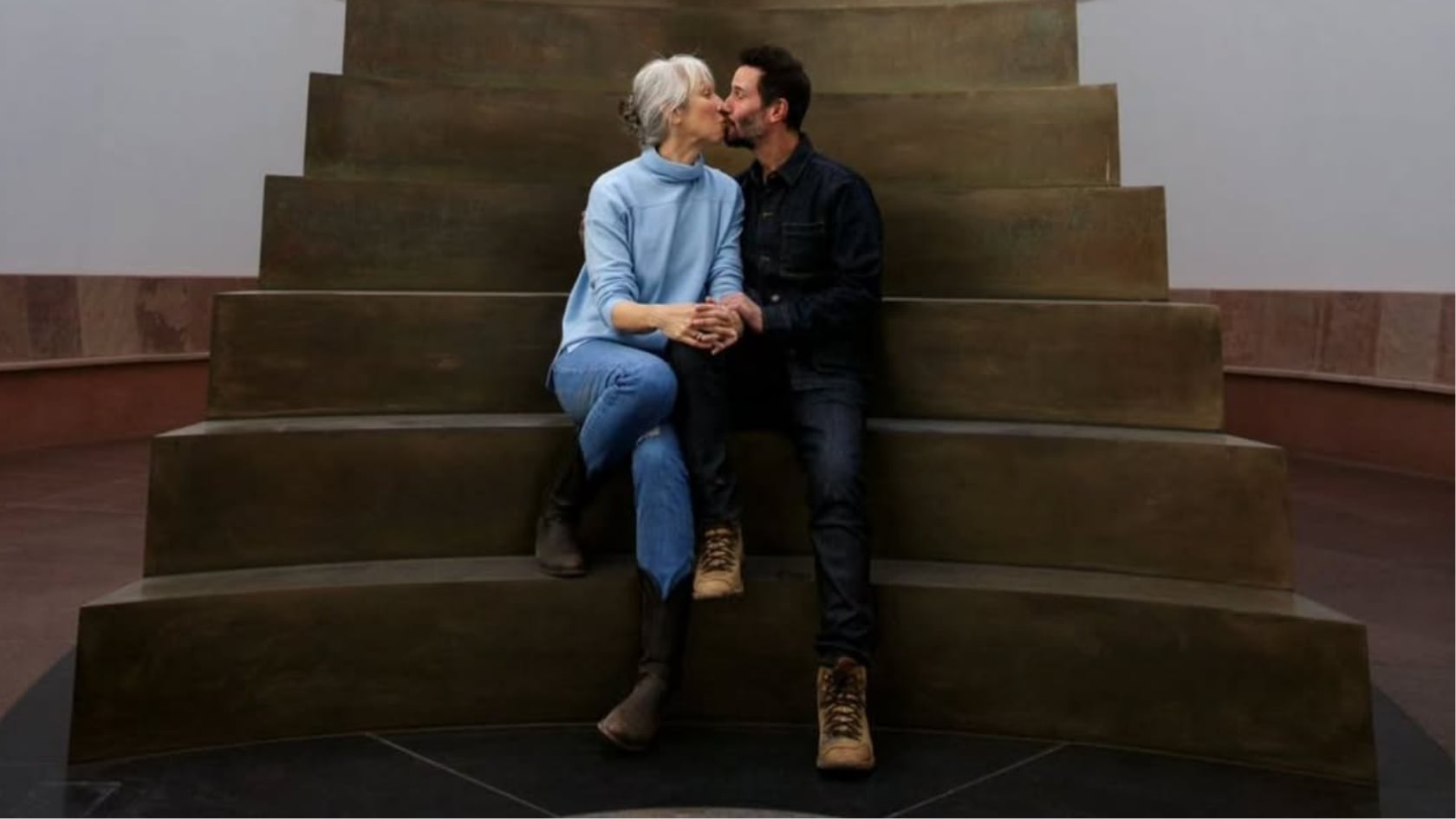 La pareja de Keanu Reeves desmintió una boda tras foto viral y explicó el verdadero contexto detrás de la imagen compartida