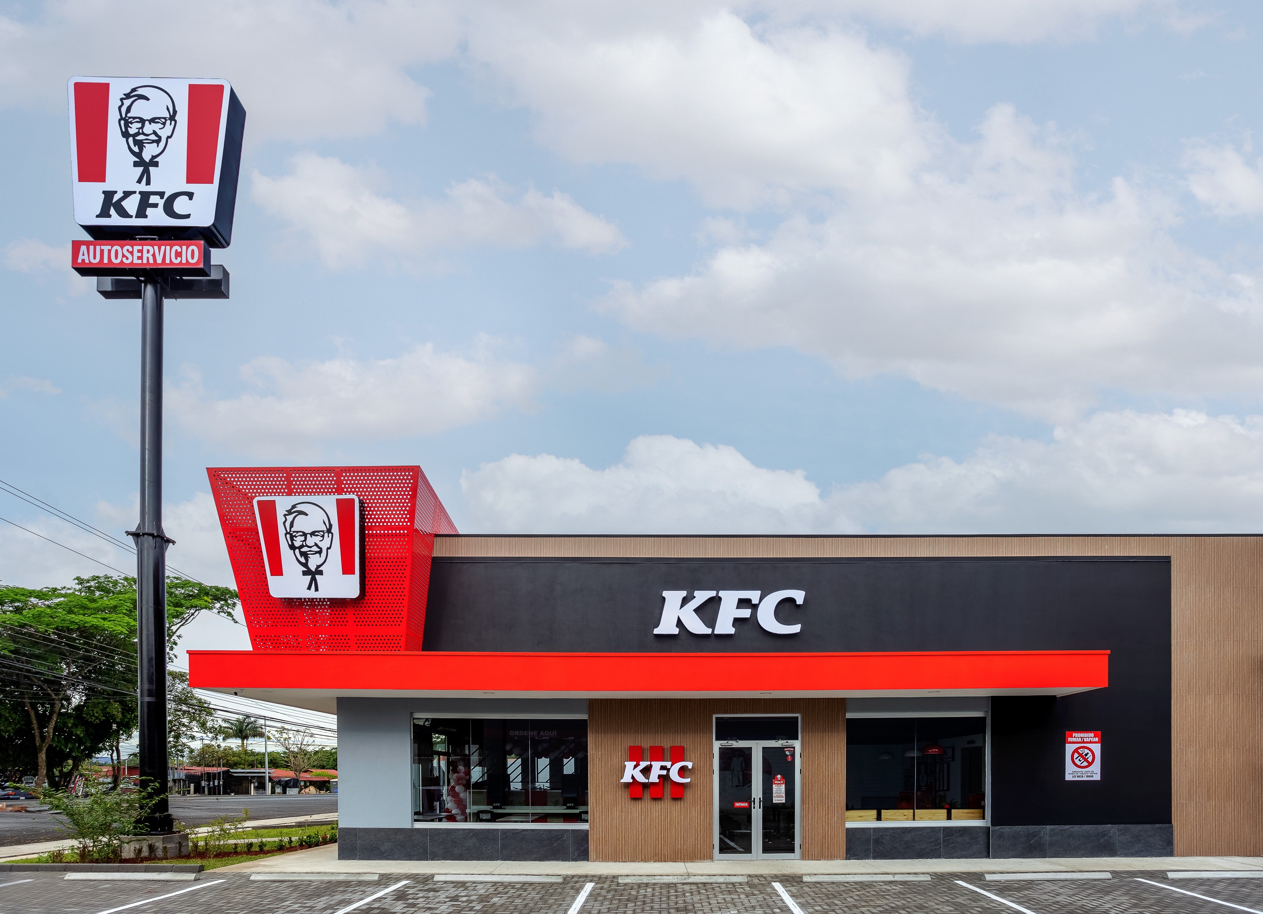KFC Costa Rica amplió su presencia en el país con la apertura de dos nuevos restaurantes en Concepción de La Unión, Cartago, y El Coyol, Alajuela, como parte de su plan de expansión 2025. Cada local incorpora autoservicio, servicio exprés y tecnología para mejorar la experiencia de los clientes.