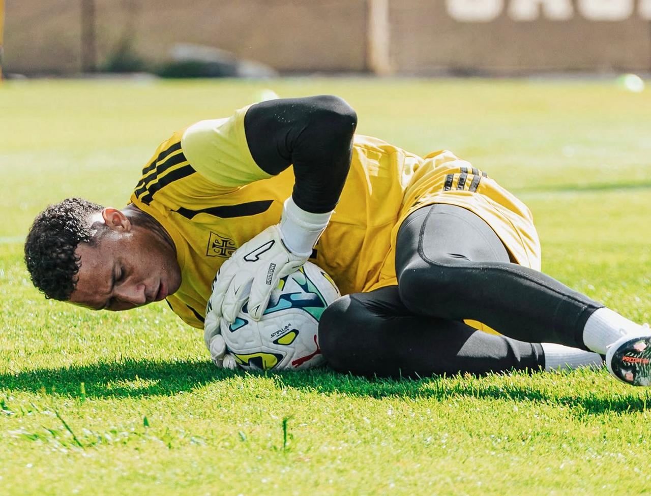 Patrick Sequeira atrapa un balón durante la pretemporada con el Casa Pia de Portugal, club que todavía es dueño de su ficha.