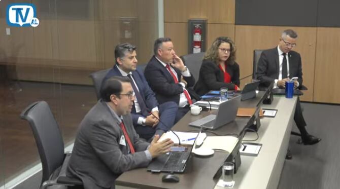 Guillermo Rojas Guzmán (izquierda), presidente de Coprocom, critica los recortes del Ministerio de Hacienda que limitan el funcionamiento del órgano. A su derecha, funcionarios del MEIC, incluido el ministro Francisco Gamboa (centro de la imagen).