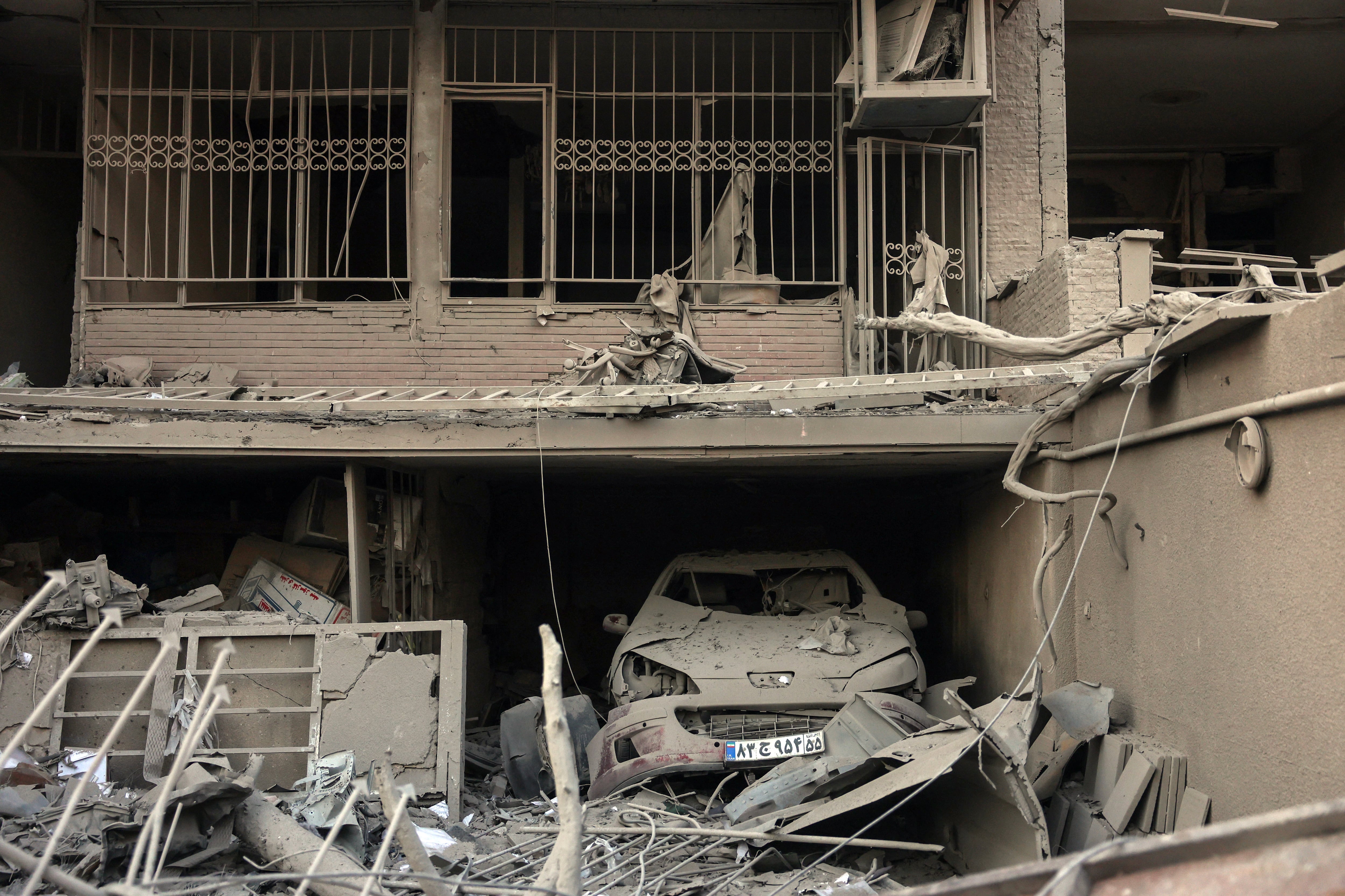 Este edificio en Teherán muestra la destrucción tras los ataques a Irán, que tienen repercusiones hasta en la Selección de Costa Rica.