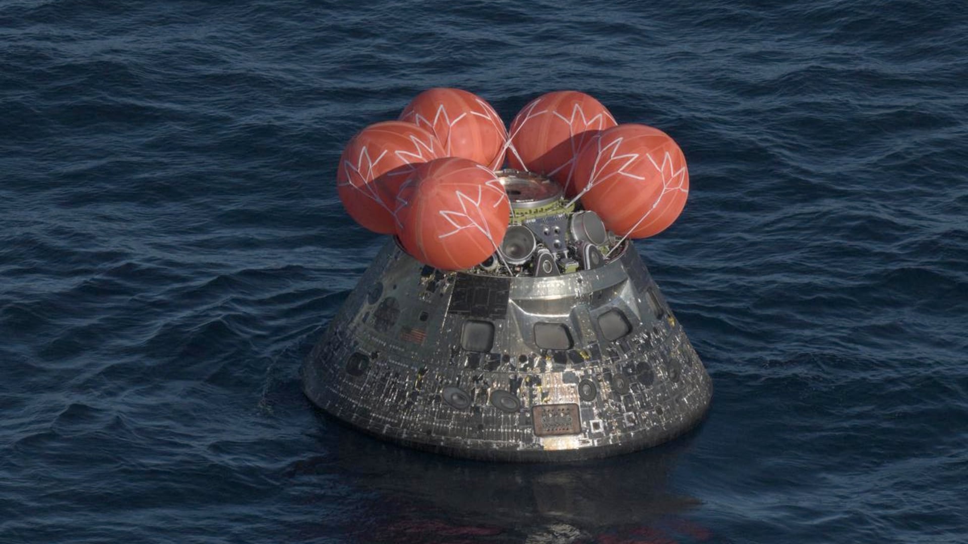 NASA revisa el escudo térmico de Orion luego del regreso de Artemis II, tras aplicar un descenso modificado por fallas previas.
