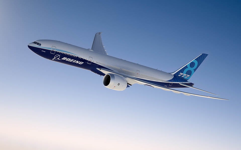 El Boeing 777X es el bimotor más grande y eficiente, con un 10% menos de consumo de combustible y certificación en 2025.