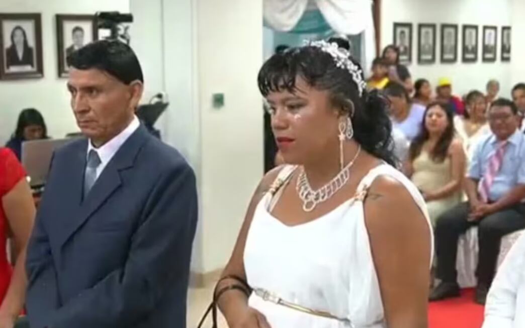 Una pareja casándose