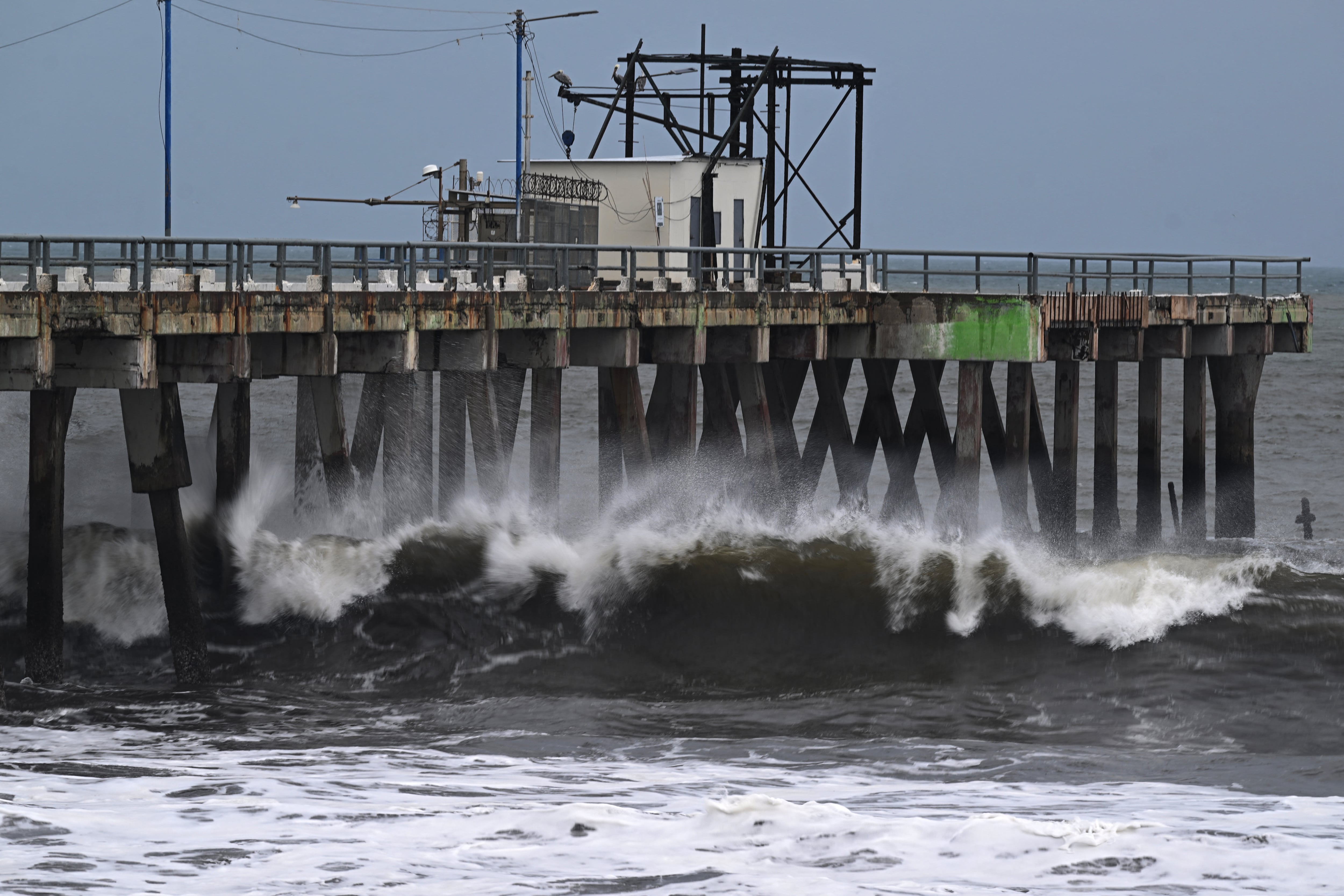 Vista del puerto de La Libertad luego de que las autoridades suprimieran las actividades pesqueras a lo largo de la costa salvadoreña luego de la alerta roja emitida por el Gobierno debido a la tormenta tropical Pilar