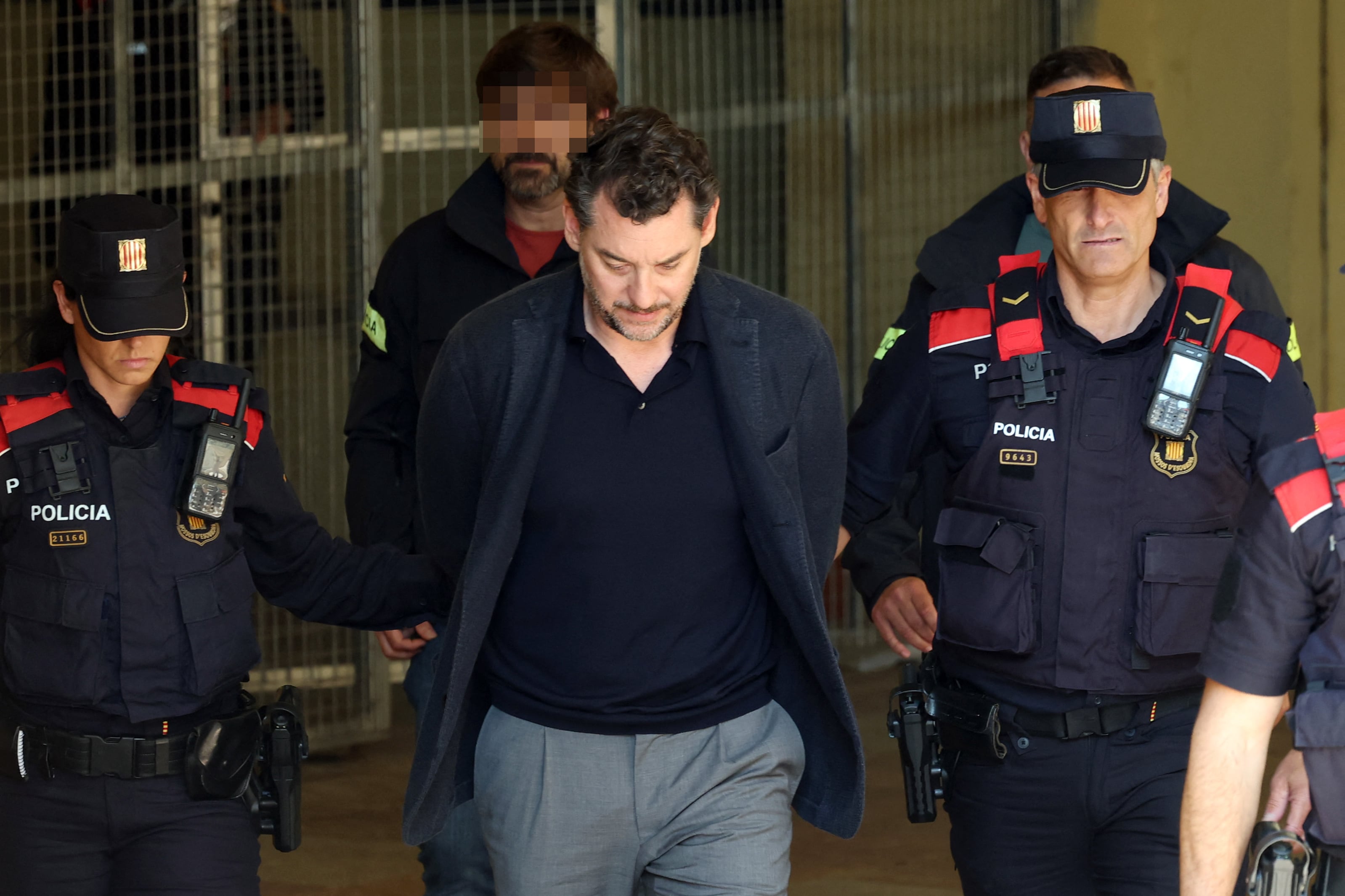 Policía regional catalana escoltan a Jonathan Andic, hijo de Isak Andic, fundador de la marca de moda española Mango