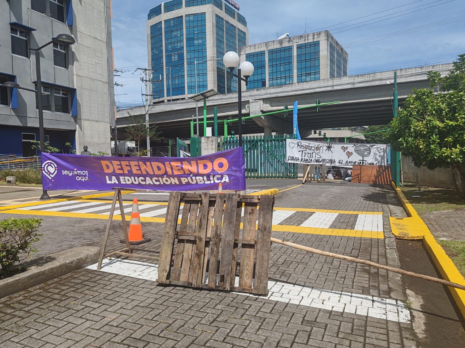 La protesta, que suma dos semanas, también demanda la salida de los integrantes del Directorio de la Federación de Estudiantes de la UCR (FEUCR).