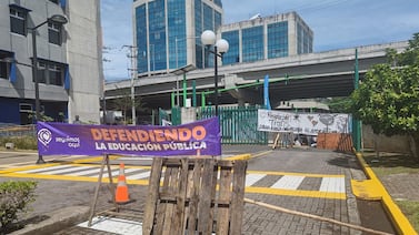 Autoridades de UCR y estudiantes logran acuerdo para finalizar toma del edificio de la FEUCR