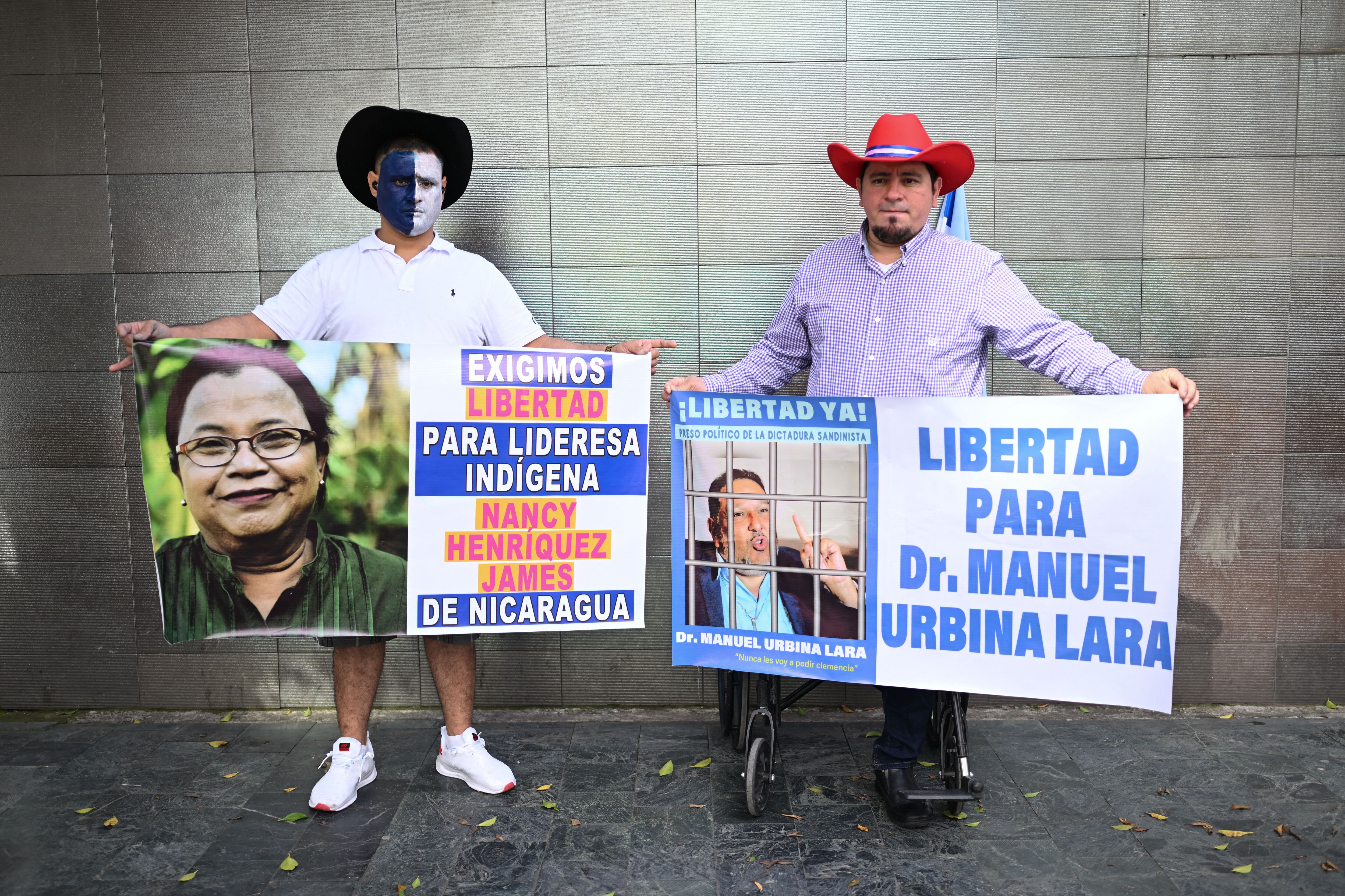 Eduardo Rodríguez y Pedro Gutiérrez piden libertad para presos políticos en Nicaragua, tras ser liberados y enviados a Guatemala. Foto: Johan Ordoñez / AFP