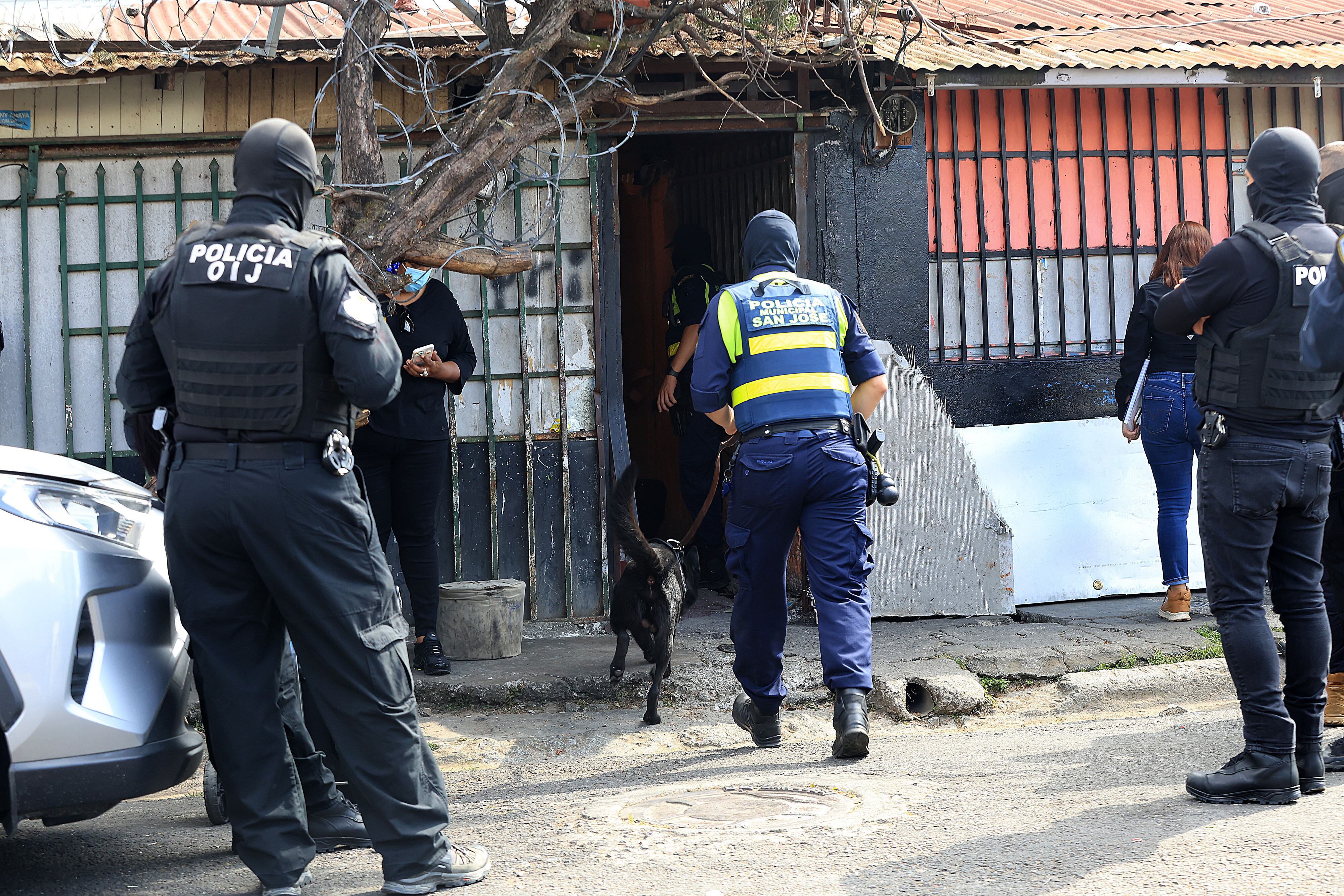 18/03/2025 San Sebastián. El fiscal general de la República, Carlo Diaz, y Mauricio Boraschi, fiscal adjunto de la FiscalÃa General de la República, participaron durante la tarde de este martes en allanamientos relacionados con bunkers de venta y consumo de drogas. Efectivos del Organismo de Investigación Judicial (OIJ) y de la PolicÃa Municipal también participaron en el operativo. Foto: Rafael Pacheco Granados