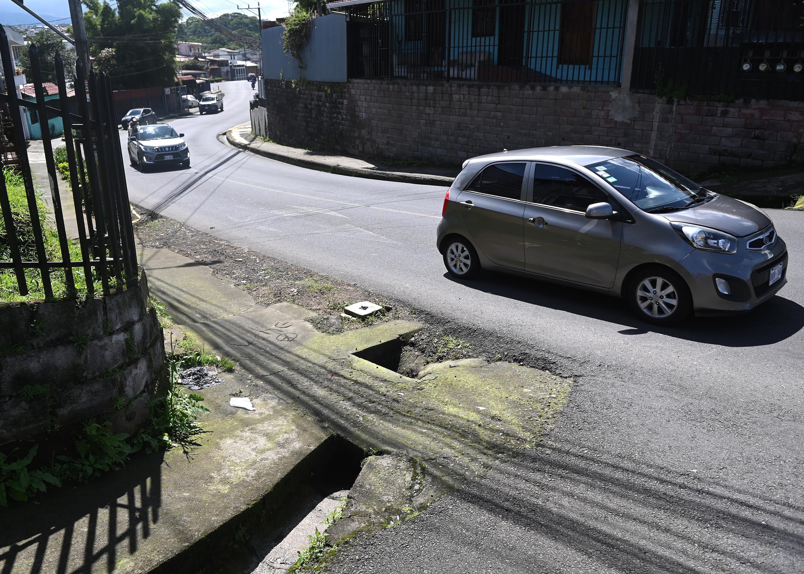 30 de setiembre del 2025. Purral de Guadalupe. 09:00 hrs. Seguimiento al caso del niño Leandro Mangas (5) quién fue arrastrado el pasado viernes 26 de setiembre por una corriente de agua que lo hizo caer en una alcantarilla cuando regresaba con su madre y hermanos del albergue infantil Los Pollitos ubicado a poco mas de 100 metros de su vivienda. En la foto: Funcionarias de la CCSS visitaron a la madre de Leandro. Foto: Albert Marín