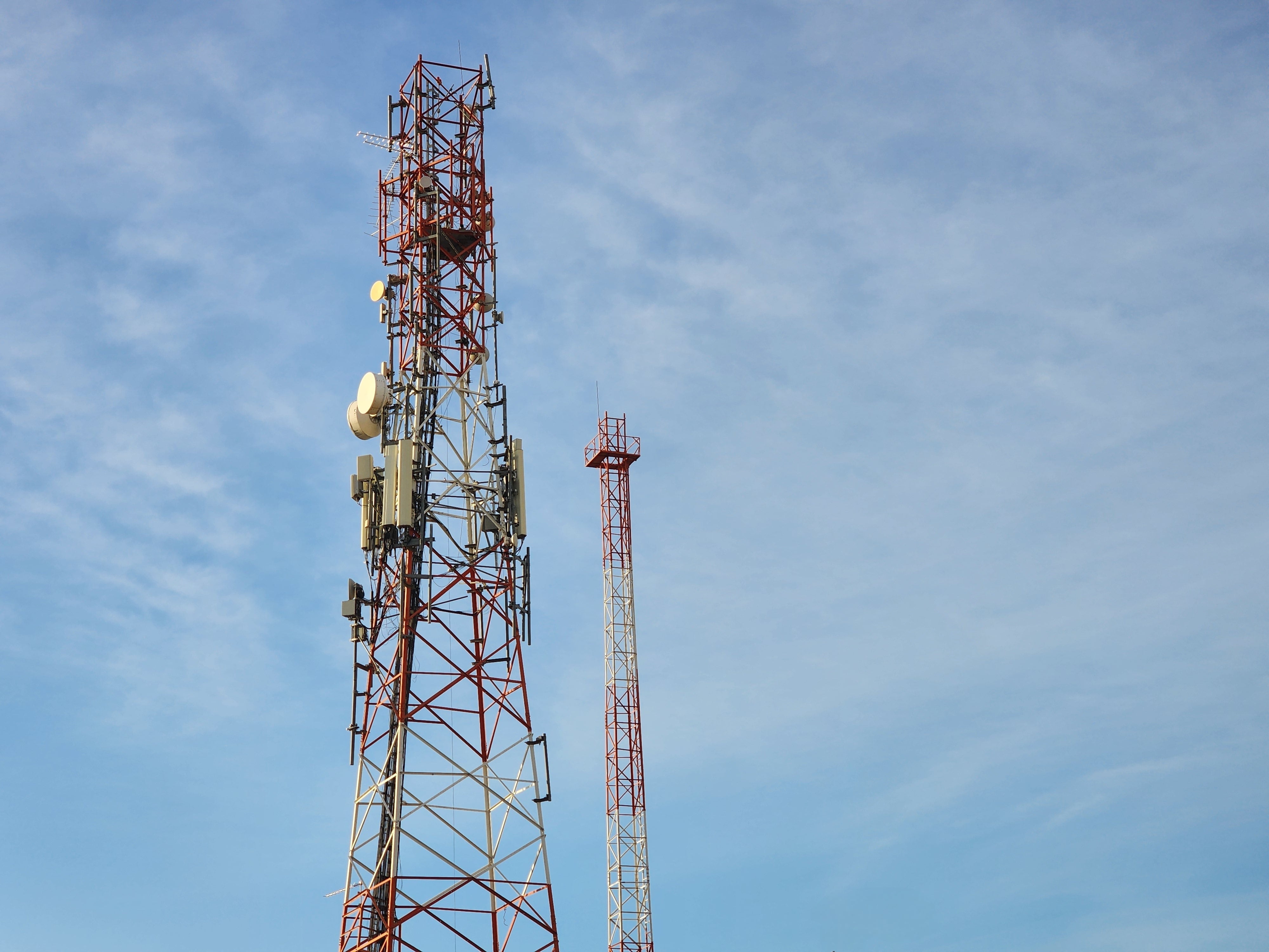 Espectro radioeléctrico, frecuencias radioeléctricas, radio y televisión, torres de transmisión