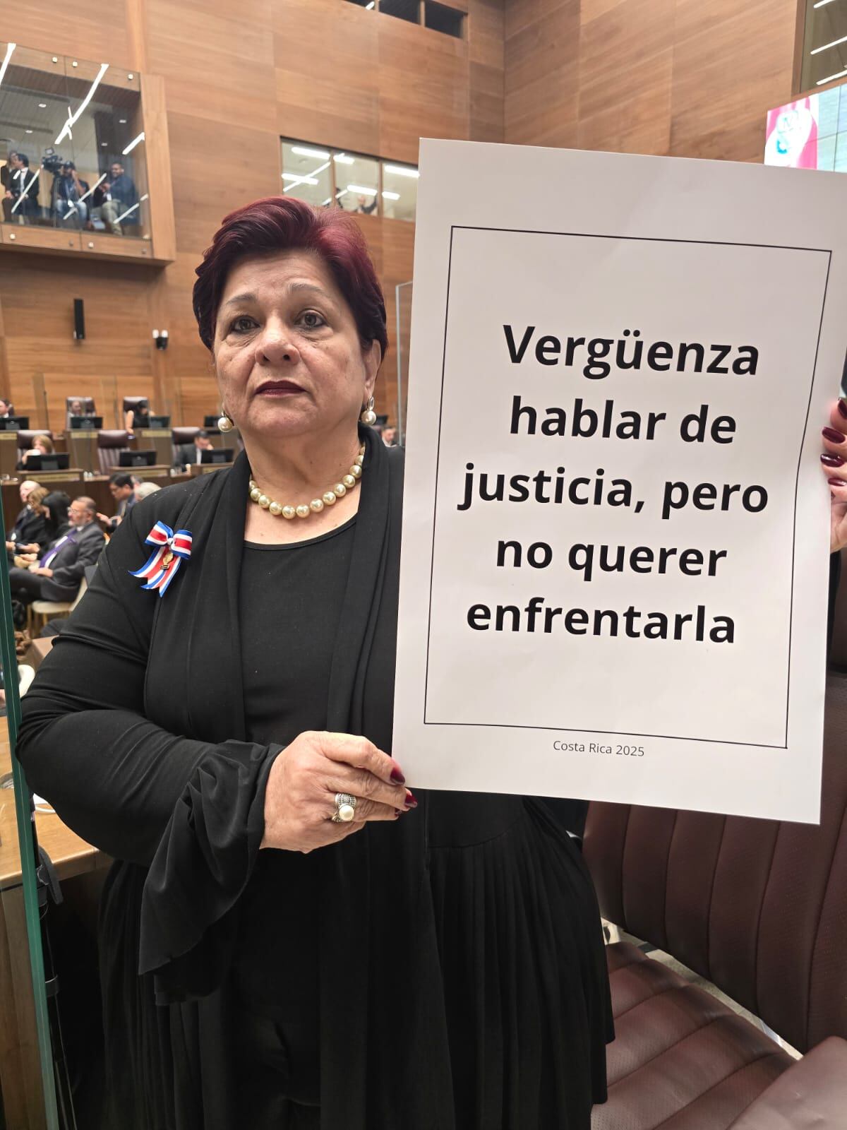 Diputados muestran mensajes de protesta durante discurso de Rodrigo Chaves