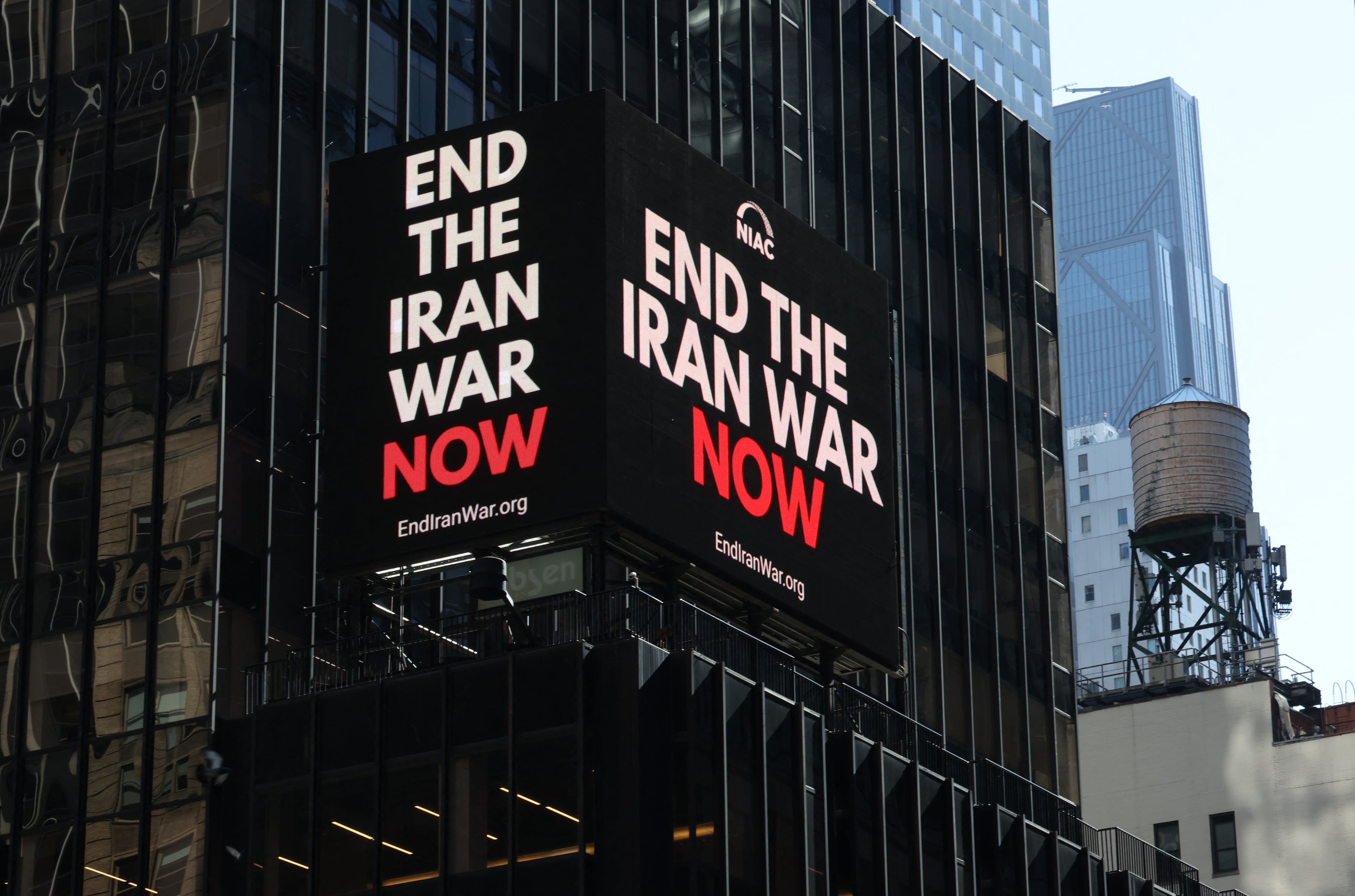 Una valla publicitaria, gestionada por el Consejo Nacional Iraní-Estadounidense (NIAC), exhibe un mensaje en Times Square, Nueva York, el 8 de abril de 2026, en respuesta a la rápida escalada bélica. Un funcionario estadounidense declaró el miércoles que el plan de alto el fuego de 10 puntos publicado por Irán no reproduce las mismas condiciones acordadas por la Casa Blanca para la pausa en la guerra.
