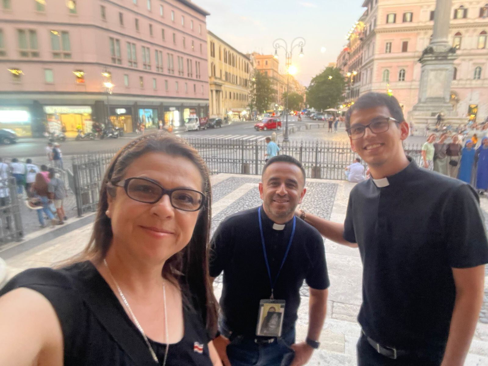 Una mujer y dos sacerdotes.