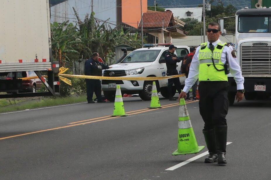 Debido al accidente la policía reguló el paso vehicular en la ruta N.° 32 mientras se realiaban las investigaciones y el levantamiento del cuerpo. Foto: Alonso Tenorio.