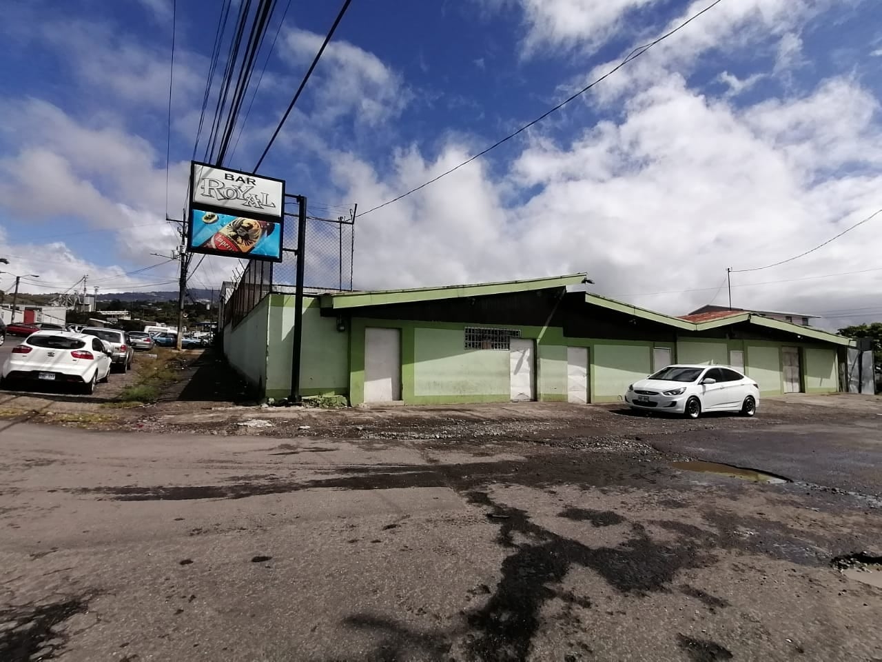 Enredo dio pie a operativo policial en el conocido bar Royal en Cartago. Foto Keyna Calderón.