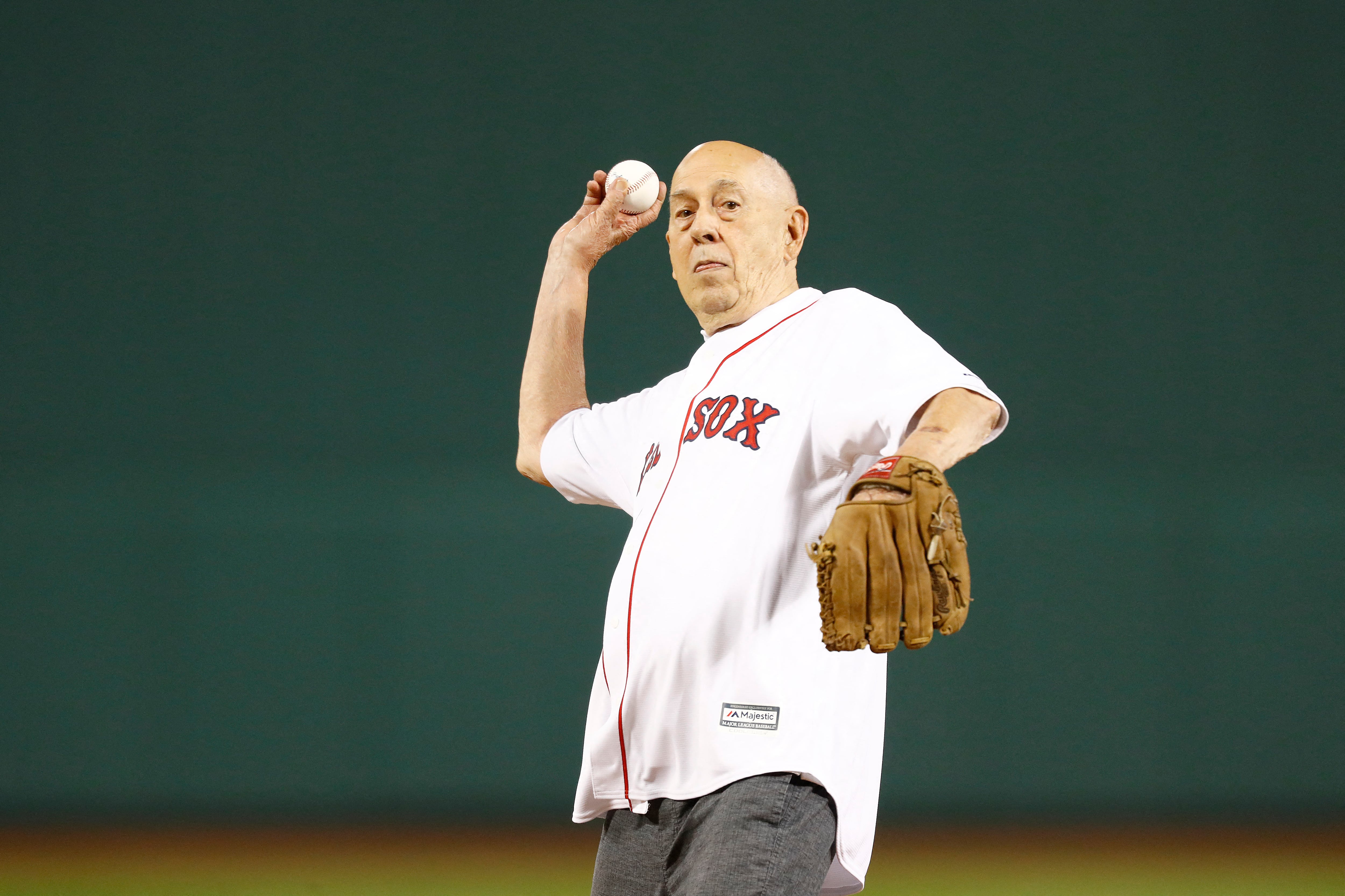 Bill Rasmussen, fundador de ESPN, hizo el primer lanzamiento en un partido de Grandes Ligas entre los Medias Rojas de Boston y los Yanquis de Nueva York en setiembre de 2019.