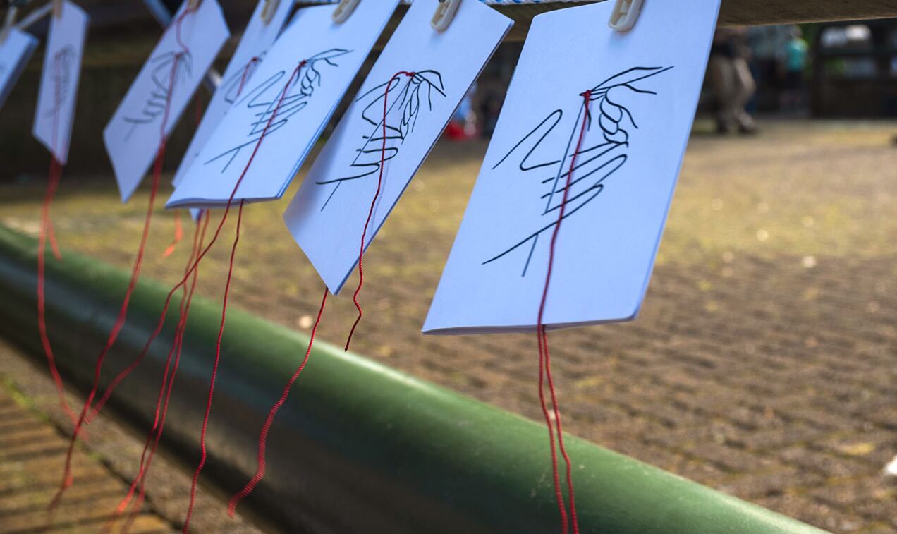 Los archivos cuir no trabajan únicamente con bienes materiales; gran parte de la memoria se edifica a partir del conocimiento oral. En las fotos, la cuarta edición del Recorrido Histórico Urbano Cuir de la Memoria VIH-Sida.