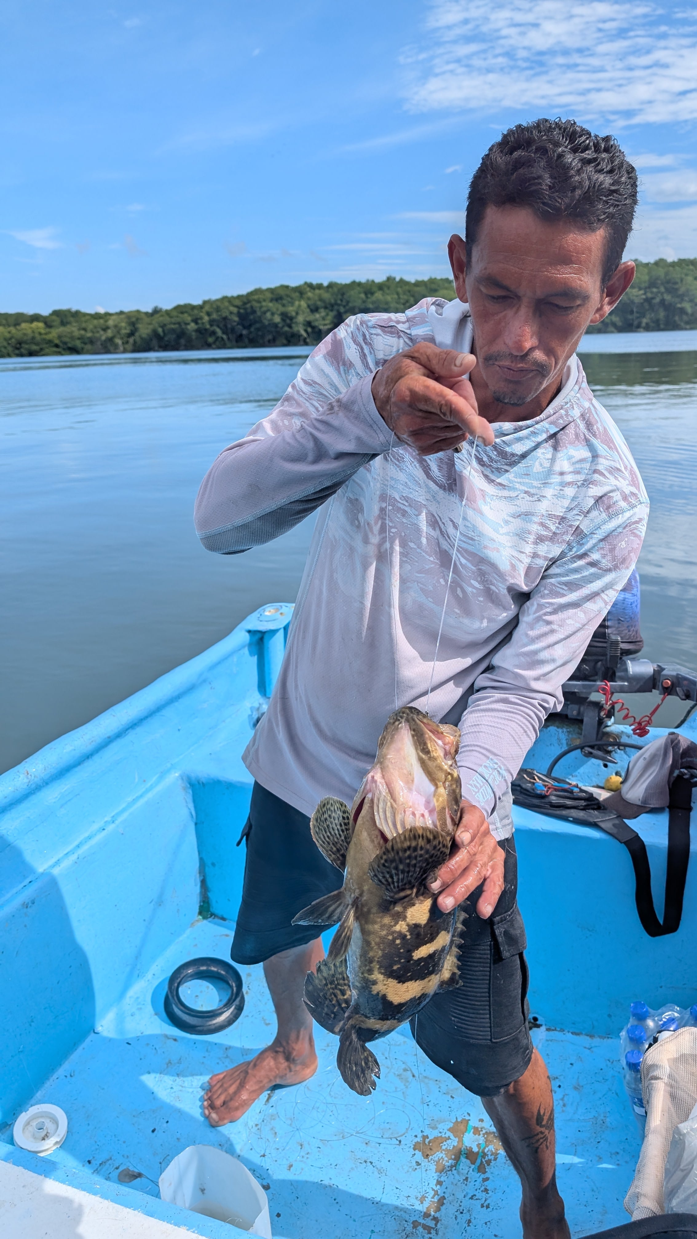 El pescador Arnoldo Hernández se lanzó a las aguas con entusiasmo el pasado 1.° de agosto, ya que ese mismo día terminó la veda de tres meses establecida por el gobierno.