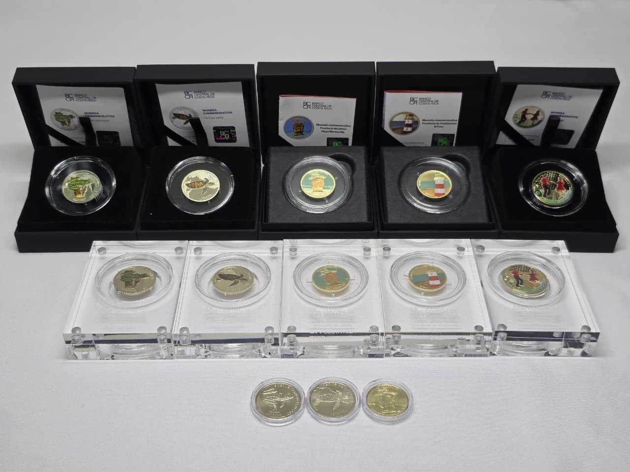 Imagen de monedas y billetes de colección de Costa Rica, incluidas piezas históricas y conmemorativas como la moneda de la mariposa morpho y la del Bicentenario de la Independencia, muy valoradas por coleccionistas nacionales e internacionales.