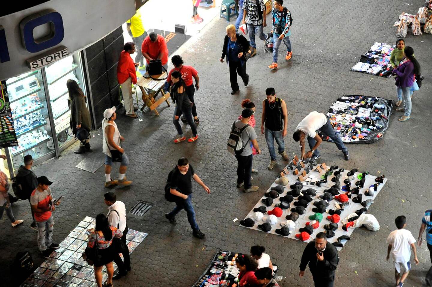 El empleo informal se ubicó en 44,7%, para el IV trimestre del 2016, es decir 923.000 personas de las cuales 577.000 eran hombres y 346.000 mujeres. Vendedores ambulantes ofrecen productos en la Avenida Central de San José.