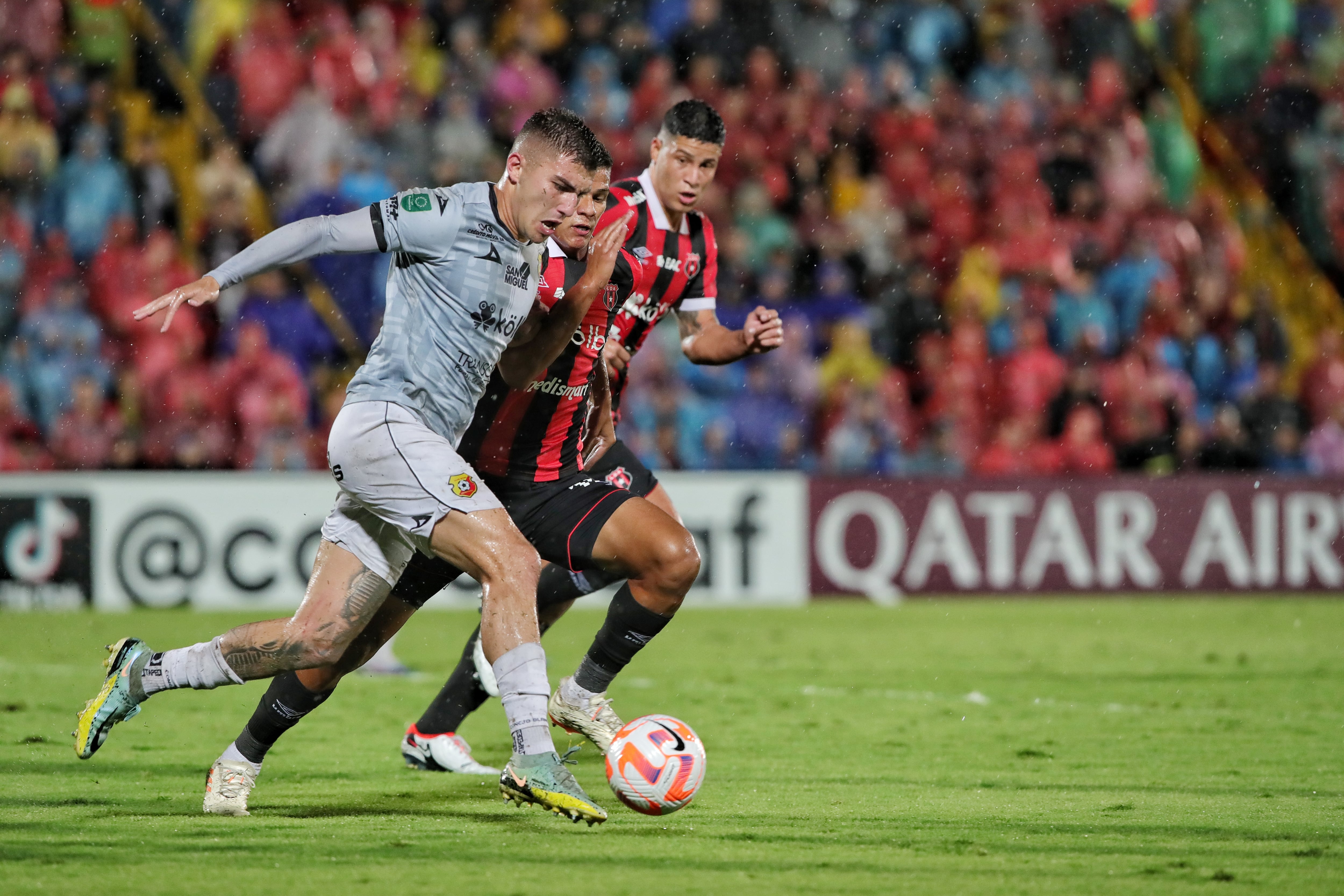 01/11/2023/ Juego entre Liga Deportiva Alajuelense vs Club Sport Herediano por el partido de vuelta de la la copa centroamericana de CONCACAF en el estadio Alejandro Morera Soto / Foto John Durán