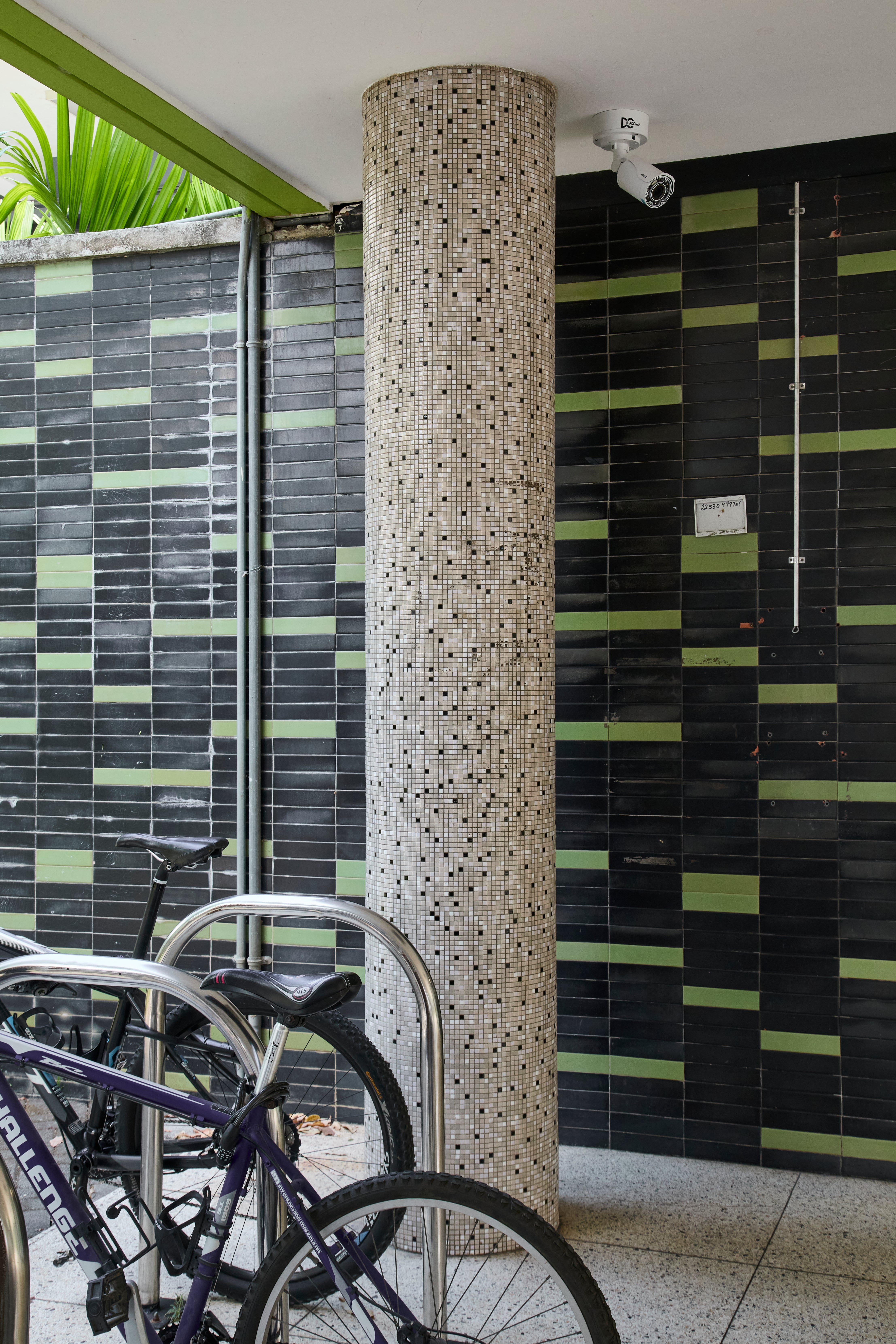 Detalle del vestíbulo de la Facultad de Microbiología de la Universidad de Costa Rica, ubicada en Finca 1, en la Ciudad Universitaria Rodrigo Facio.