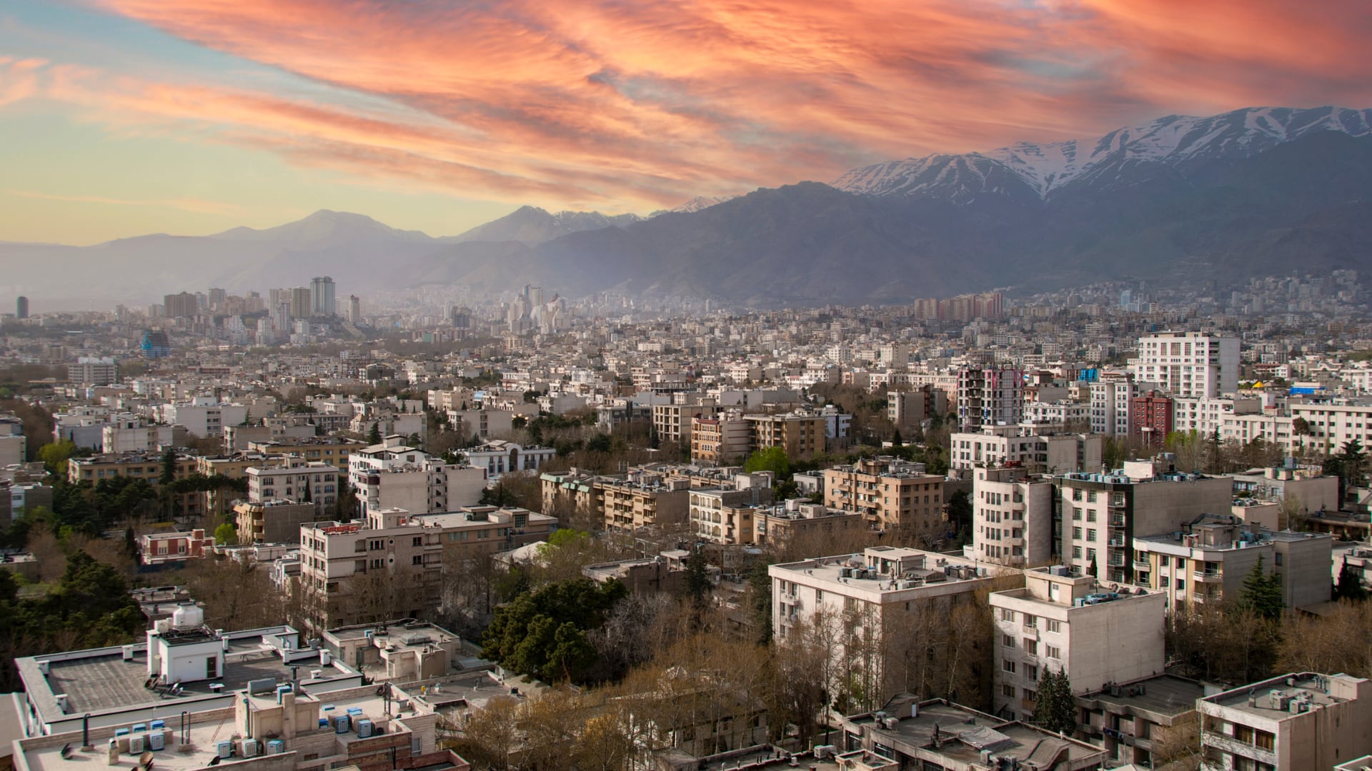Irán sufre hundimientos de suelo de hasta 30 cm anuales, por extracción de agua. Ciudades y cultivos están en riesgo.