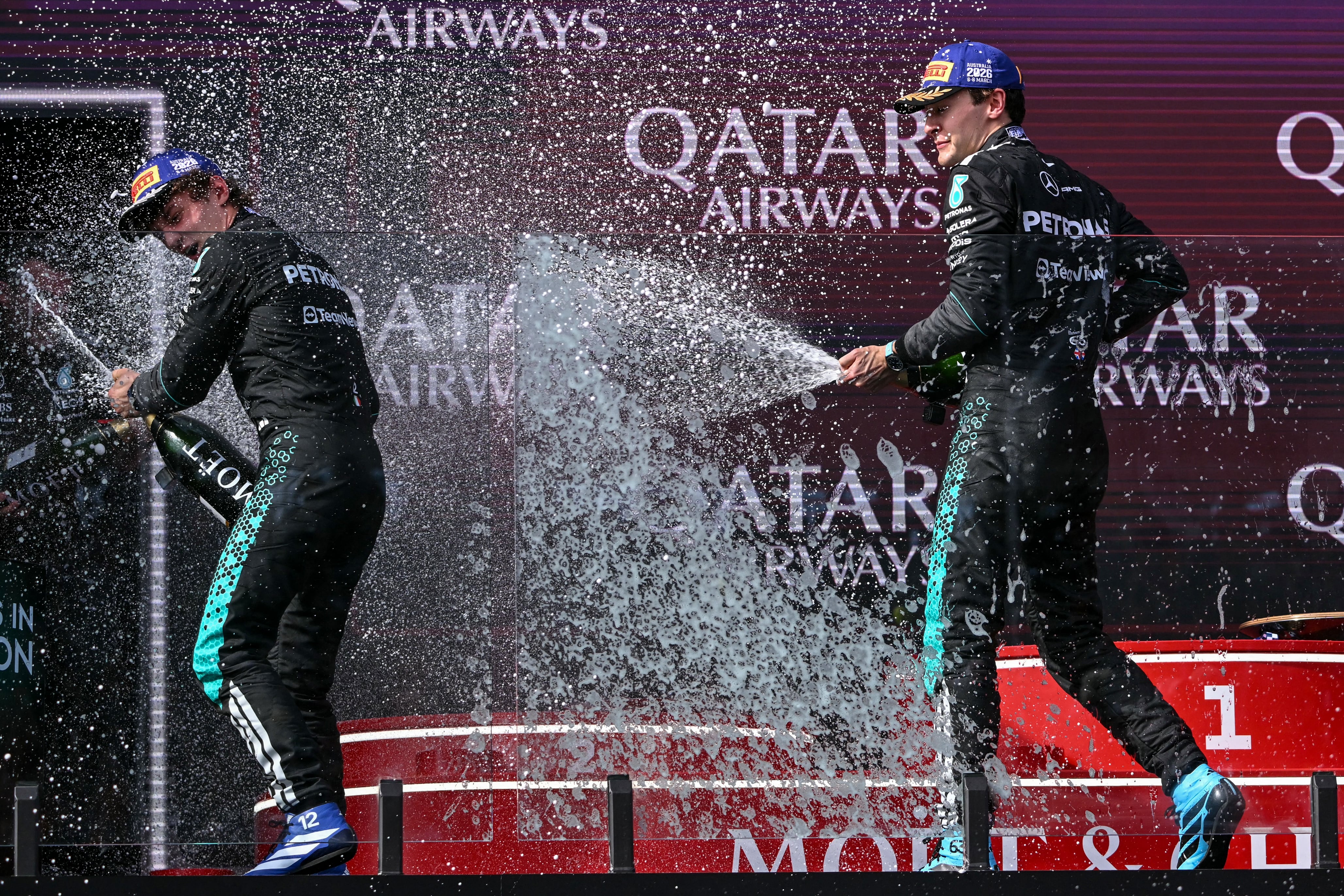 George Russell (derecha) celebra la victoria en el GP de Australia de Fórmula 1 junto a su compañero Kimi Antonelli de la escudería Mercedes.