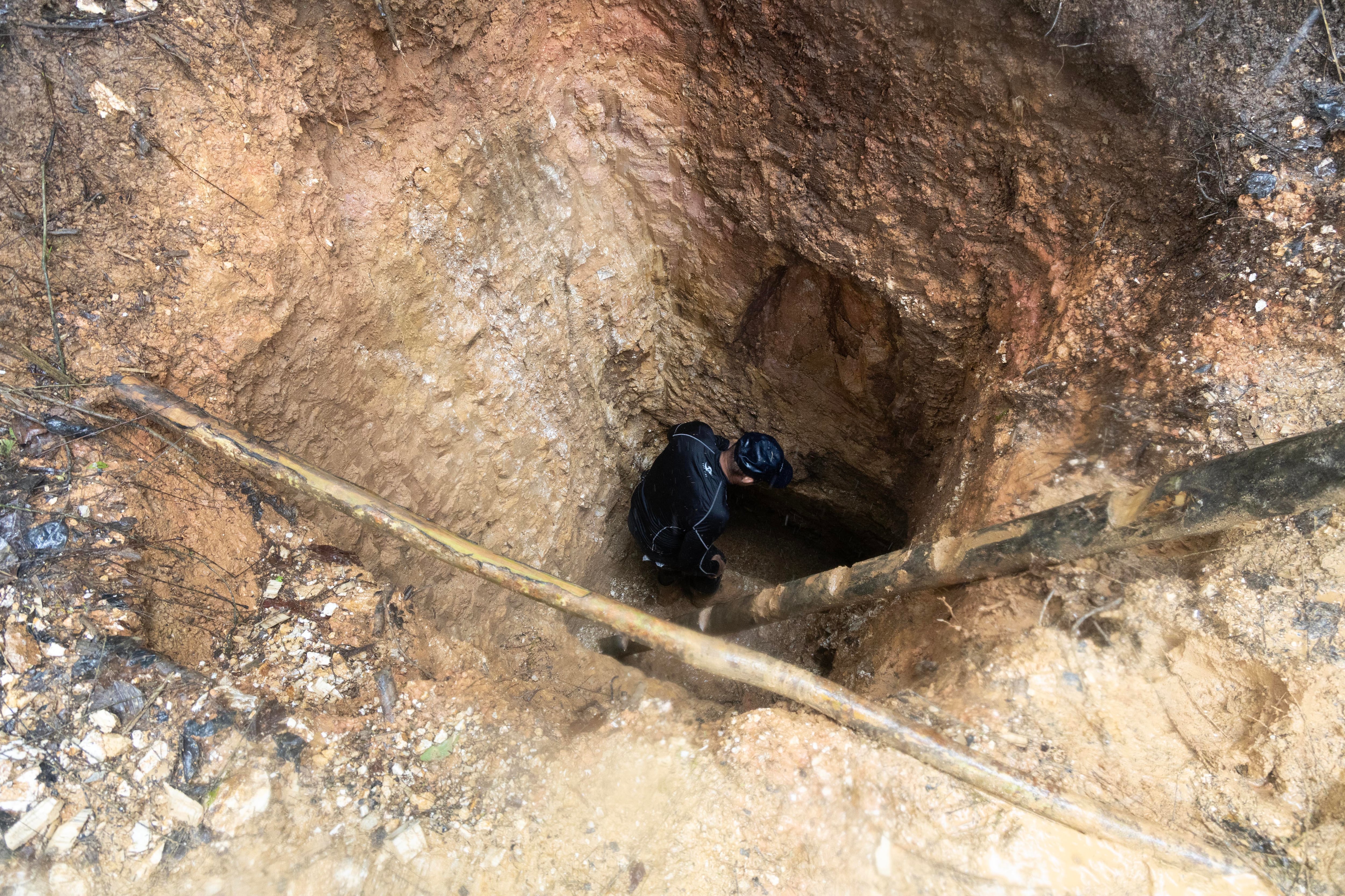Uso exclusivo de La Nación: periodistas del diario encontraron los túneles de minería clandestina de oro en cerro Conchuditas, donde centenares de mineros nicaragüenses extraen tierra todos los días.