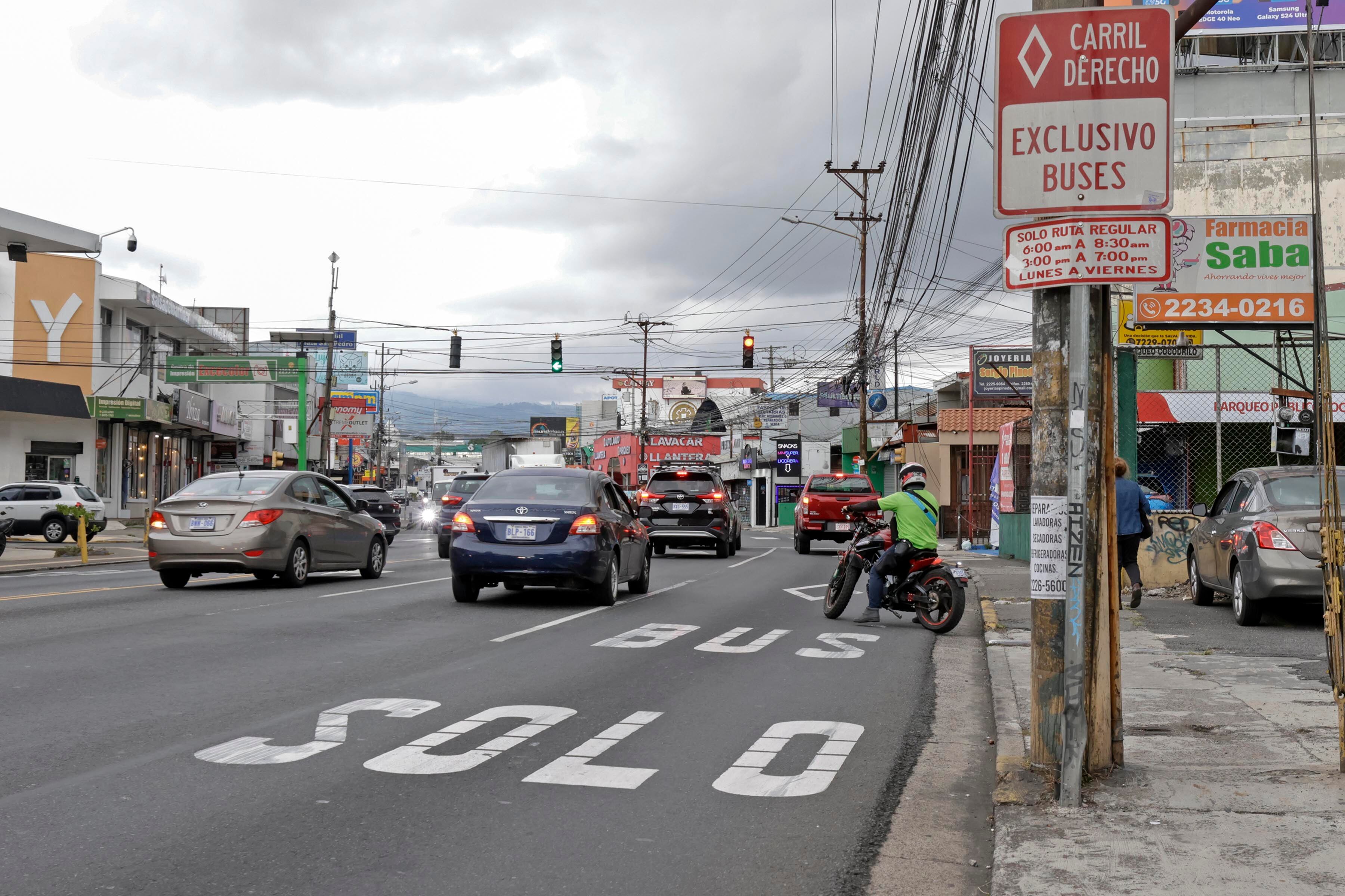 25/04/2024. San Pedro de Montes de Oca. Hora: 04:30 p.m.-06:30 p.m. Los autobuses de transporte público deben lidiar con los vehículos que utilizan el carril exclusivo para ellos en horas pico, en zonas como San Pedro de Montes de Oca. En la foto, tráfico cerca de la Fuente de la Hispanidad. Fotos: Mayela López