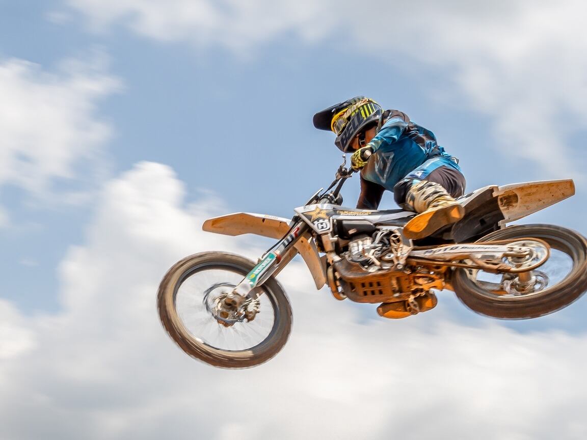 Scott Vargas brilló como lo hace en sus prácticas, el piloto impresionó a los asistentes a la final del motocross nacional, incluido el arquero Keylor Navas. Fotografía: Facebook Scott Vargas