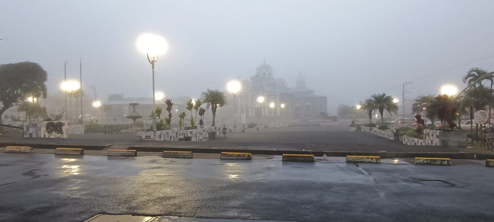 Lloviznas, niebla y frío se sentían en Cartago avanzada la tarde de este viernes debido al frente frío. Foto: Keyna Calderón.