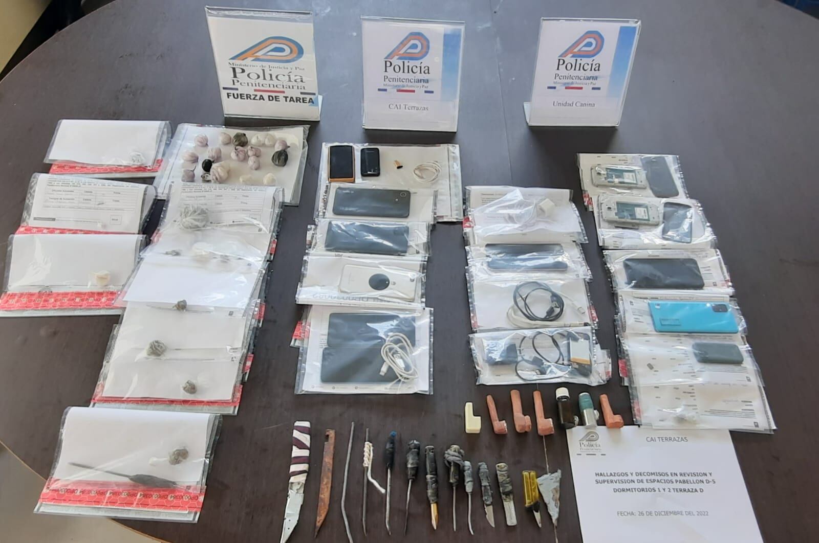 Mientras la Policía decomisa celulares, drogas y armas en los centros penitenciarios, desde fuera otros se las ingenian para introducir marihuana y otros artículos en drones. Foto: Crtesía Ministerio de Justicia.