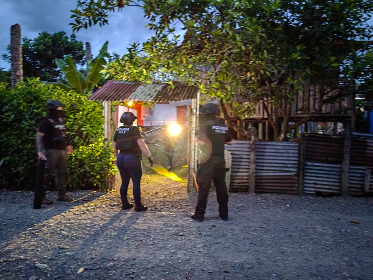 Las autoridades judiciales ejecutaron ocho allanamientos este jueves en diversos puntos del cantón de Matina para detener a sospechosos de un grupo delictivo.