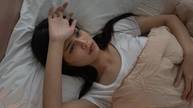 Psicólogo del sueño revela la regla 3-2-1 para dormir mejor y evitar daños en la salud