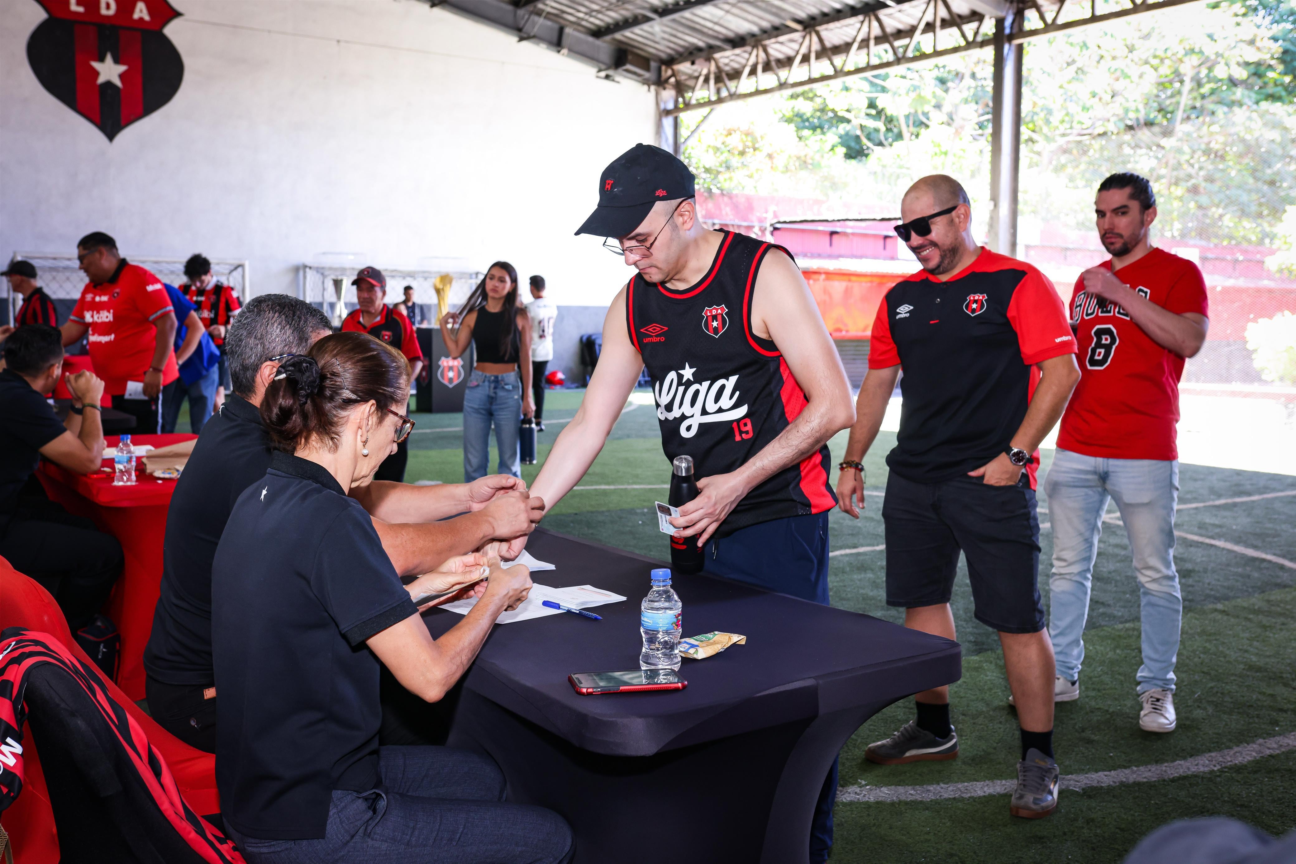 Muchos asociados optaron por llegar a la asamblea de Liga Deportiva Alajuelense bien temprano, para no perderse nada.