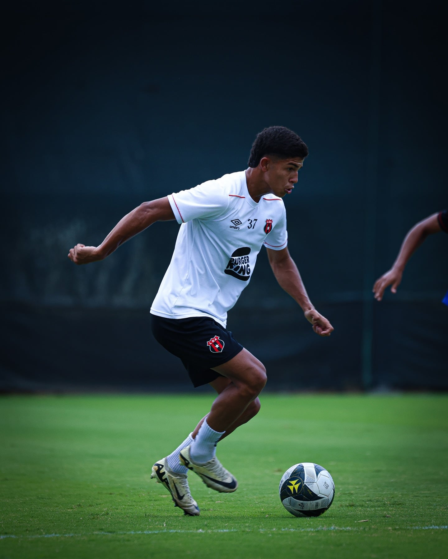El juvenil Isaac Badilla se entrena con el primer equipo de Liga Deportiva Alajuelense.