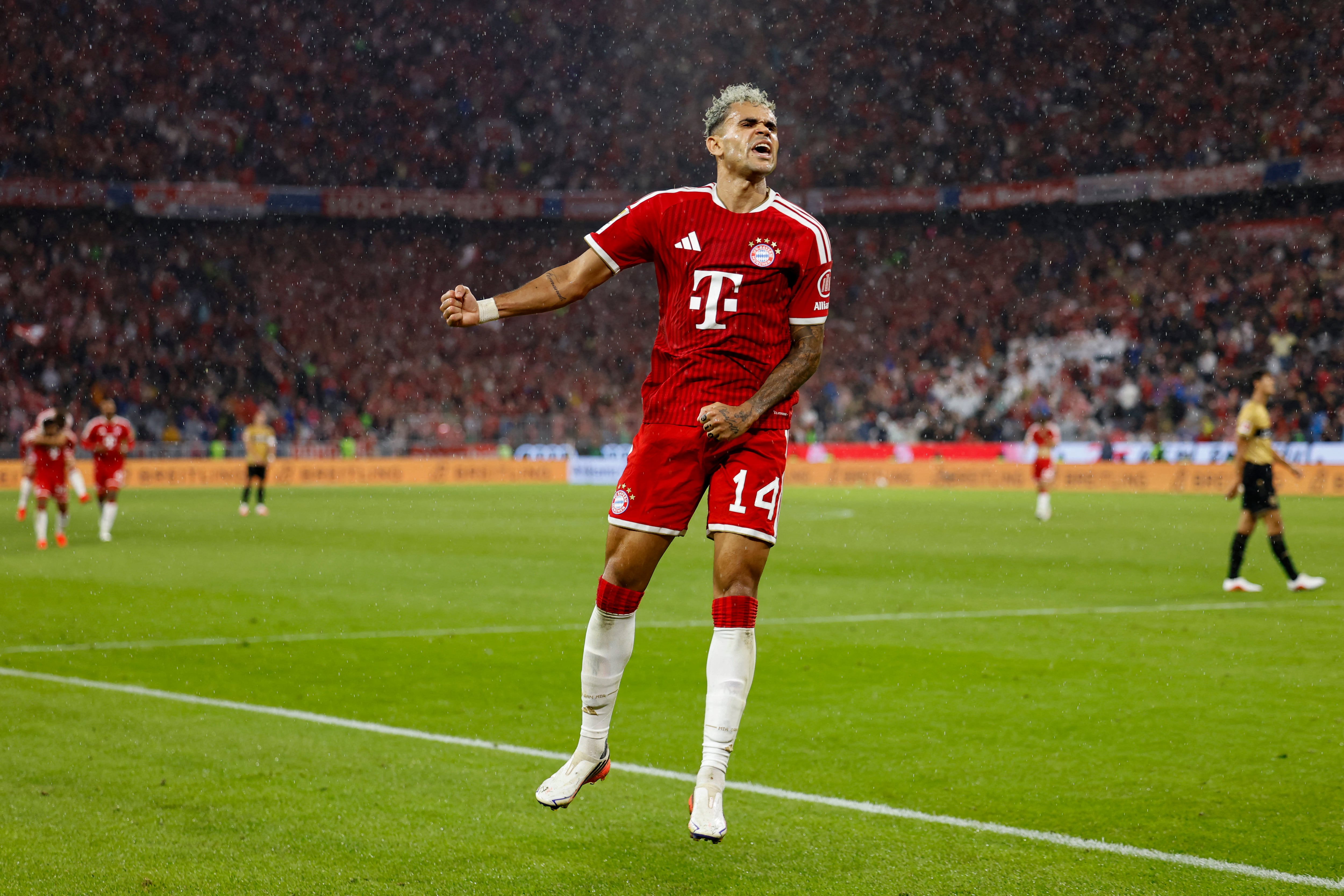 El delantero colombiano del Bayern Múnich Luis Díaz celebra el quinto gol de su equipo ante el Stuttgart en el inicio de la nueva temporada de la Bundesliga.