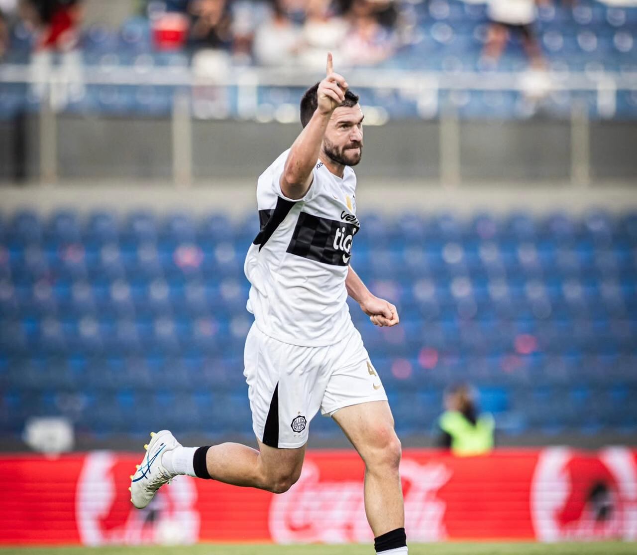 Tim Payne celebró a lo grande su anotación con Olimpia en la primera división de ese país.
