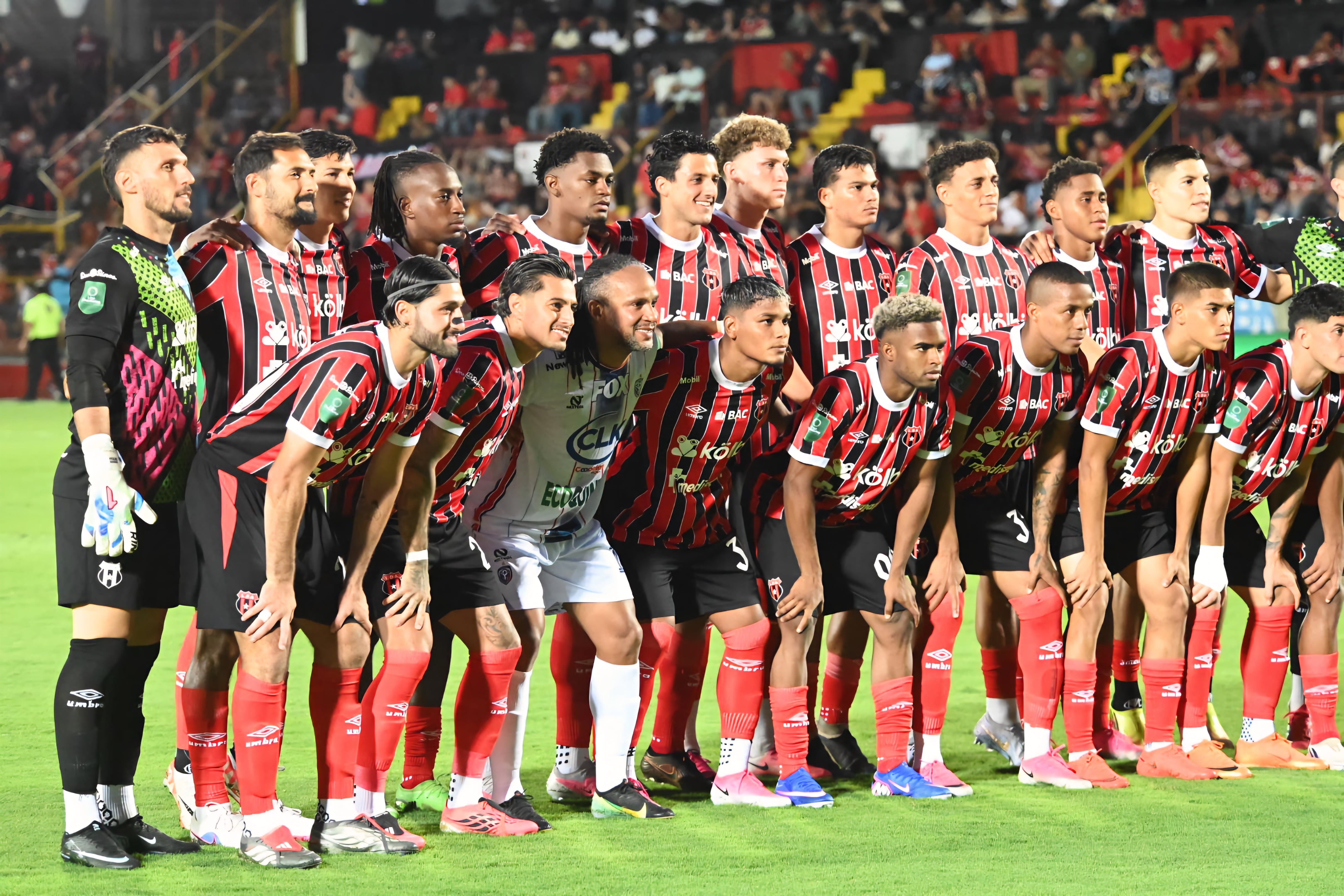23 de agosto de 2026. Estadio Alejandro Morera Soto. 18:00 hrs. La Liga Deportiva Alajuelense juega contra la Asociación Deportiva San Carlos en partido correspondiente a la jornada 5 del Torneo de Apertura de la Liga Promérica. Otro dato relevante del juego es el retiro oficial del delantero Jonathan McDonald del fútbol. En la foto: Ismael Rescalvo técnico de la liga y Walter Centeno de San Carlos. Retiro del jugador Jonathan Mcdonald. Jugadas relevantes del partido. Foto: Albert Marin