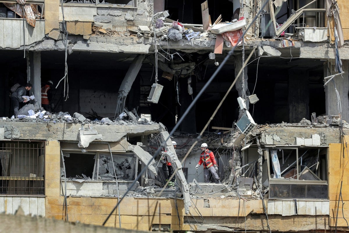 Equipos de primera respuesta inspeccionan un edificio gravemente dañado que fue alcanzado por un ataque aéreo israelí en los suburbios del sur de Beirut el 30 de marzo de 2026.