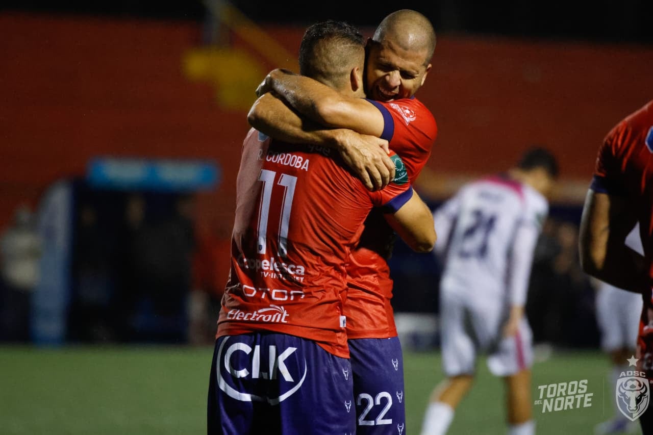 Jean Carlo Agüero felicitó a Roberto Córdoba, uno de los anotadores de San Carlos ante Guadalupe.