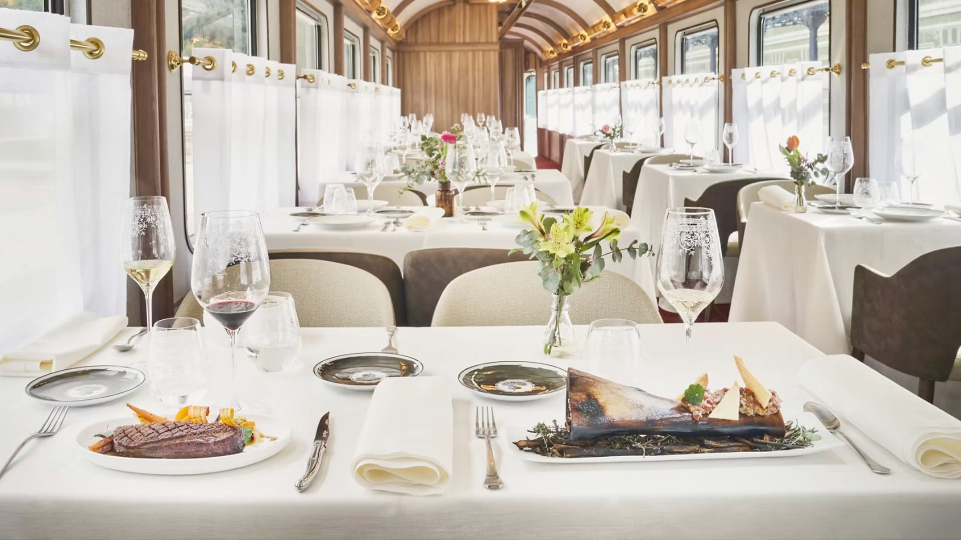 Algunos espacios gastronómicos del hotel funcionan dentro de antiguos vagones restaurados, en homenaje al pasado ferroviario del edificio