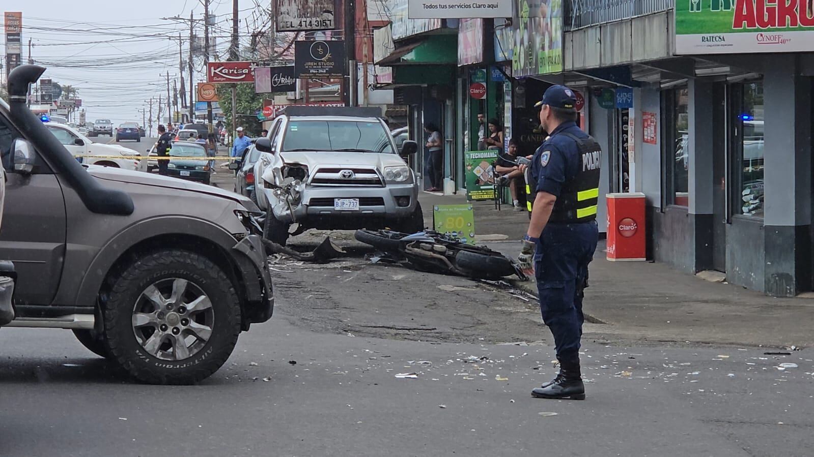 Una céntrica vía de Aguas Zarcas quedó cerrada por varias horas esta mañana, luego del accidente en que falleció un hombre de 47 años. Foto: Edgar Chinchilla.