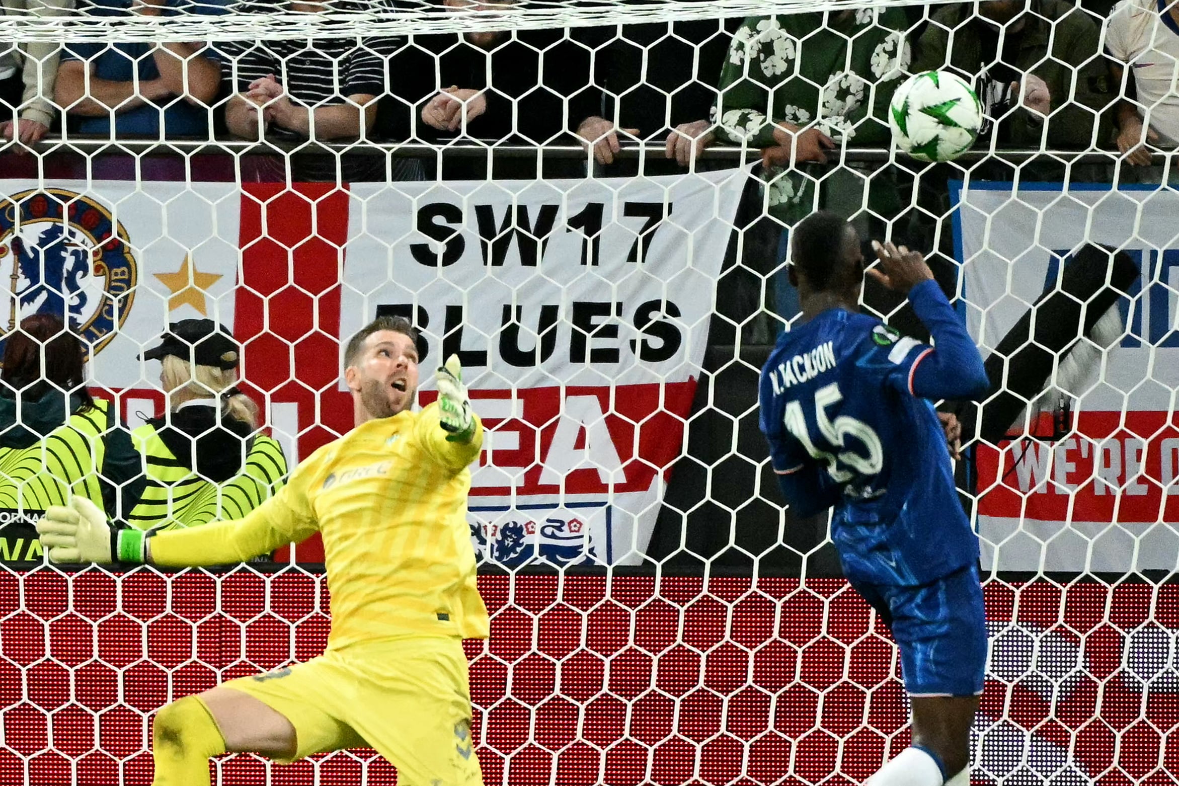 El senegalés Nicolas Jackson anota para el Chelsea ante el arquero del Real Betis Adrián, en la victoria inglesa en la Conference League.