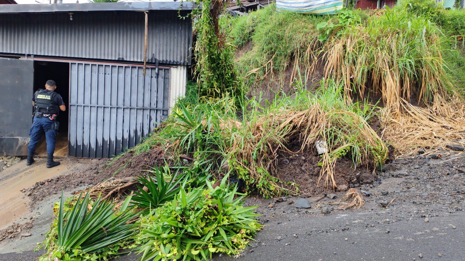 Deslizamiento en la Isla de Moravia por las fuertes lluvias de este sábado 13 de setiembre.